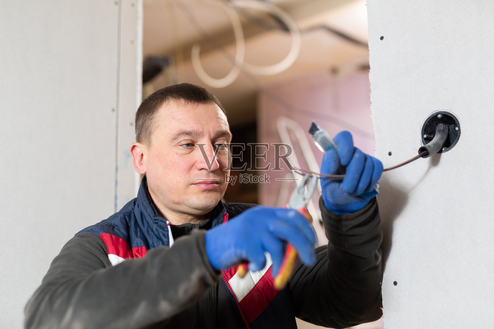 安装电力时正在修理电线的工人照片摄影图片