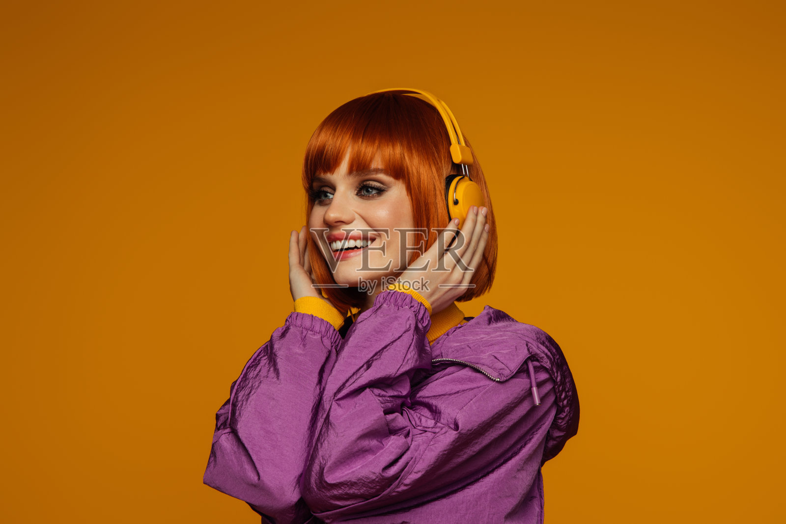 美丽的情感女人与明亮的妆容照片摄影图片