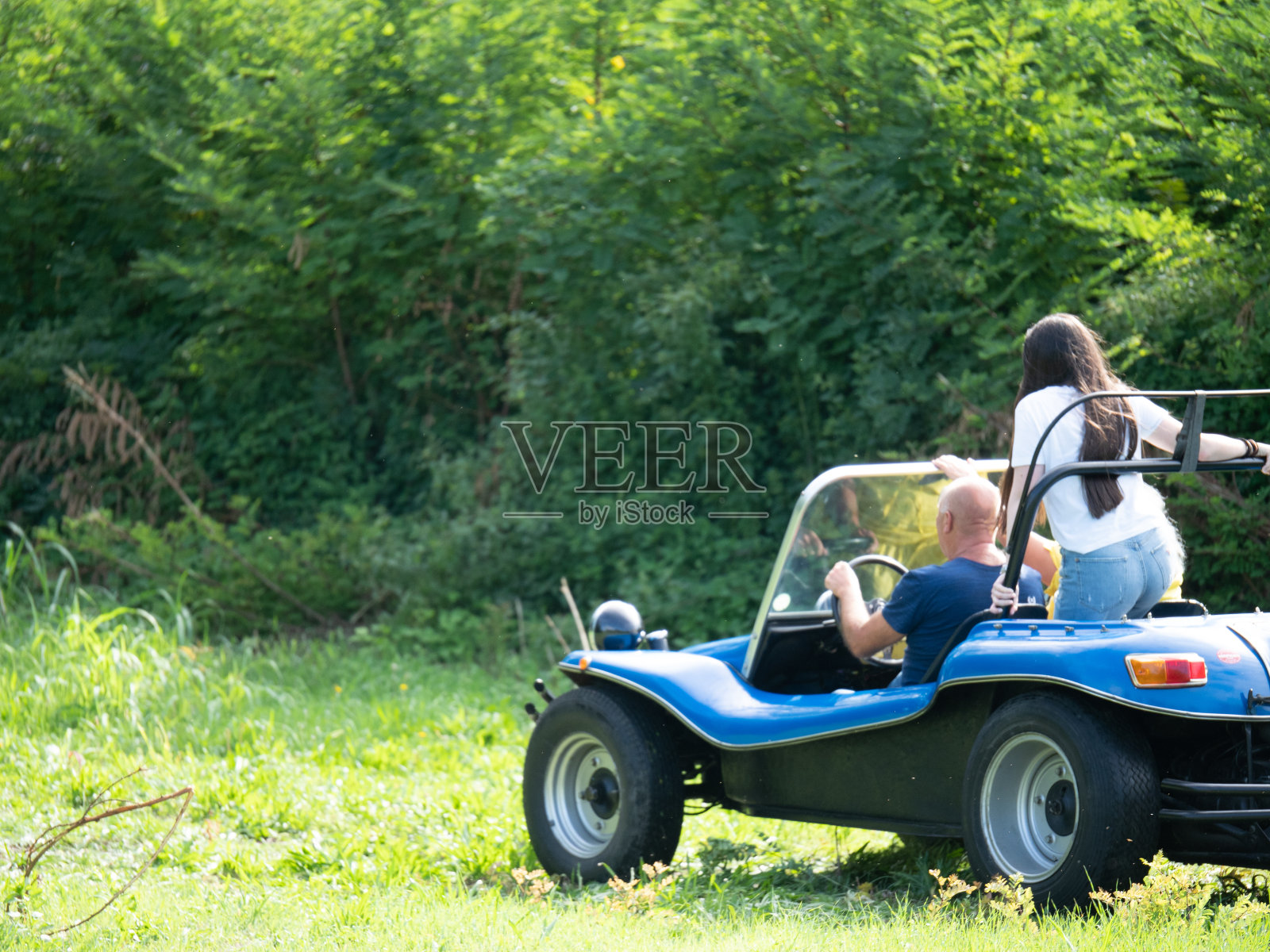 老人开着沙丘车在公园和家人在夏天玩照片摄影图片