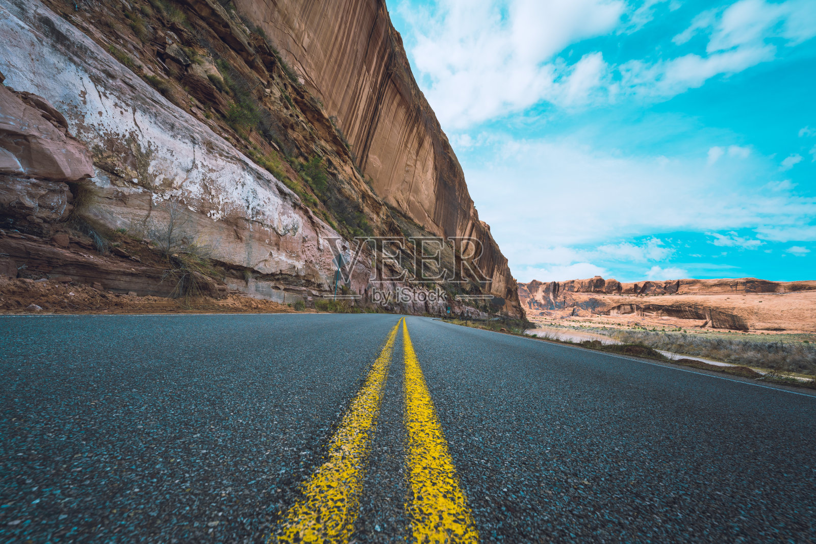 沿着科罗拉多河的直路照片摄影图片