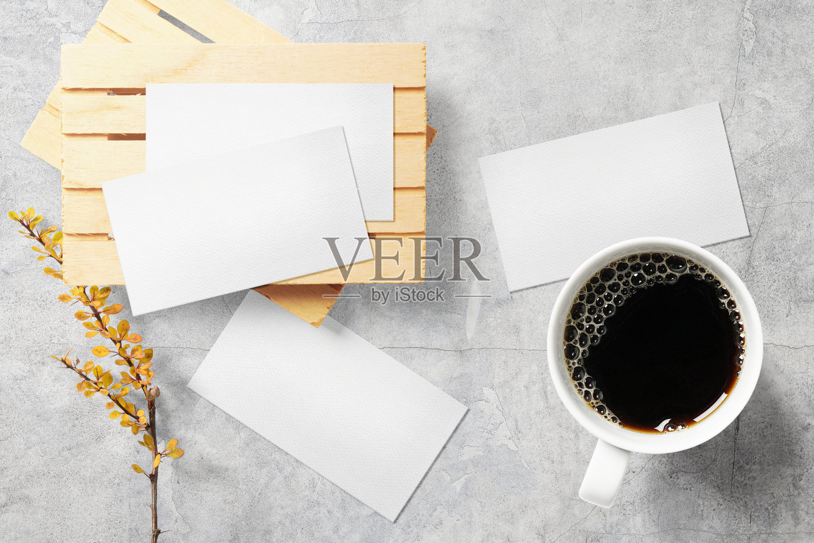 用杯子和植物在调色板上清洁最小的名片模型照片摄影图片