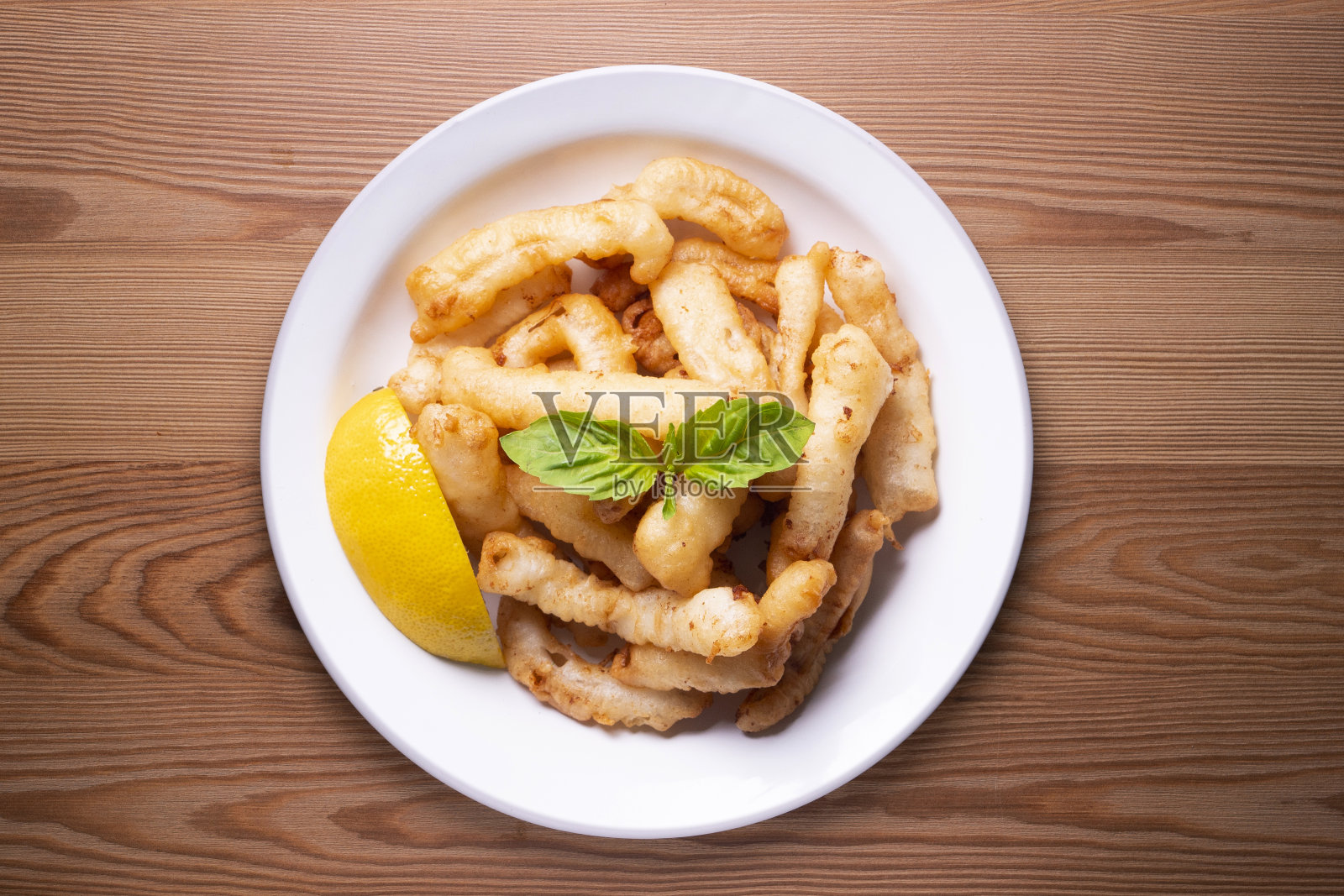 传统的西班牙树皮布。拉巴斯，美味的柠檬炸鱿鱼。照片摄影图片