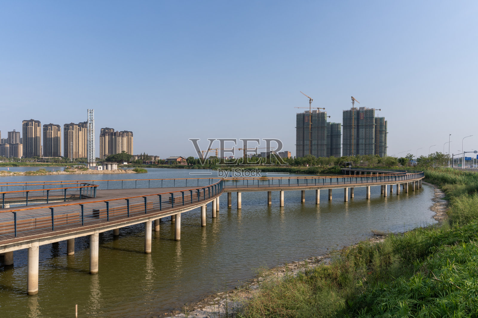 湖上的桥和城市的天际线照片摄影图片