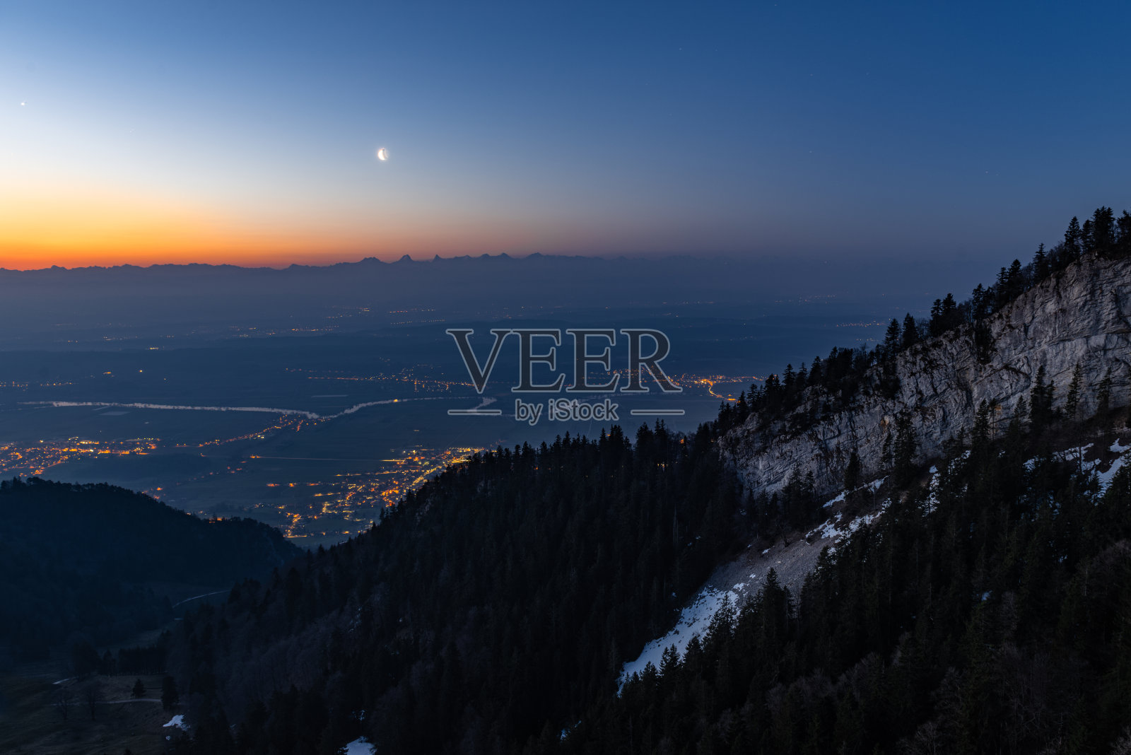瑞士上空在蓝色和金色时间之间变换照片摄影图片