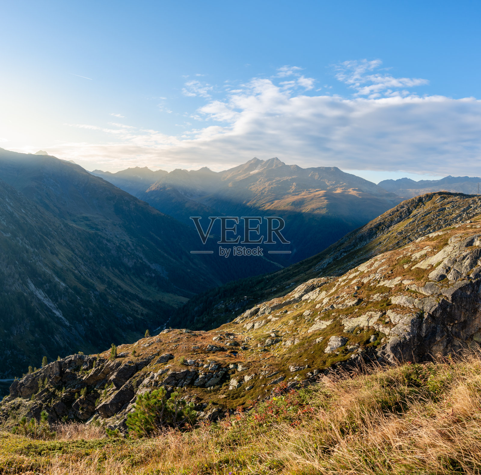 瑞士阿尔卑斯山日出后的山景照片摄影图片