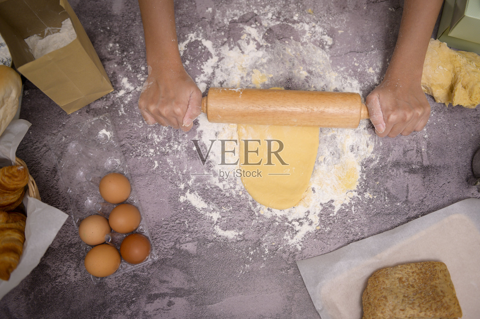 特写的年轻美丽的女人是在她的厨房烘焙，面包店和咖啡店的业务照片摄影图片