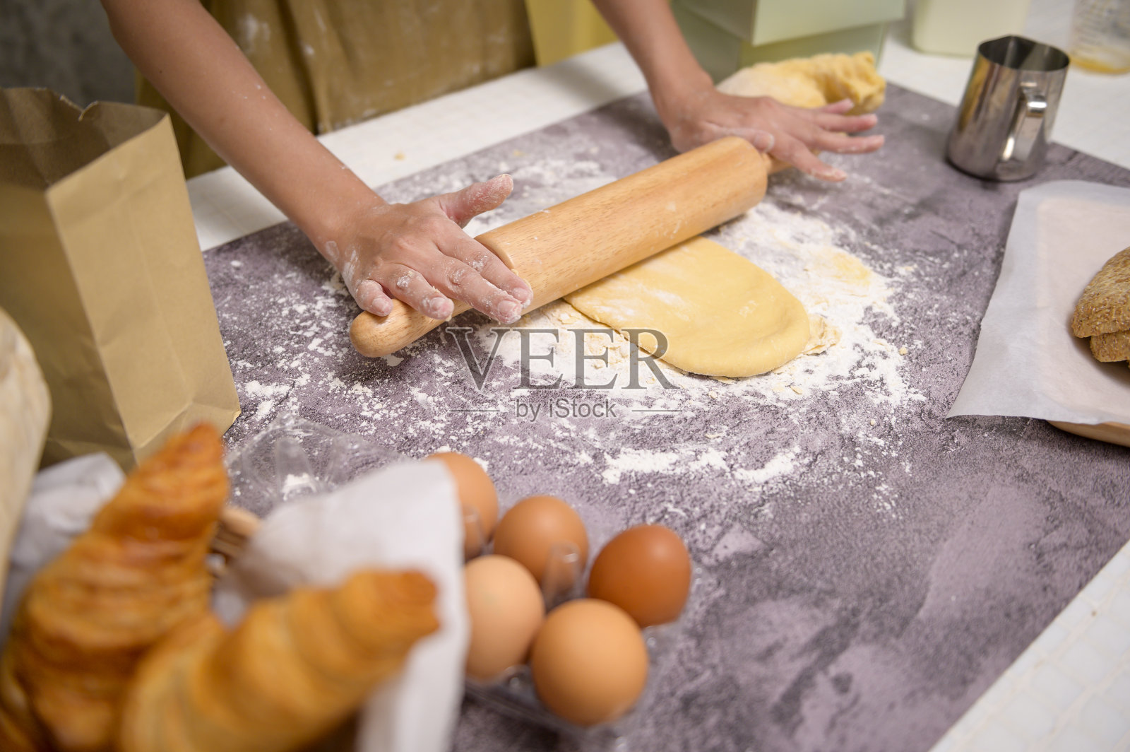 特写的年轻美丽的女人是在她的厨房烘焙，面包店和咖啡店的业务照片摄影图片