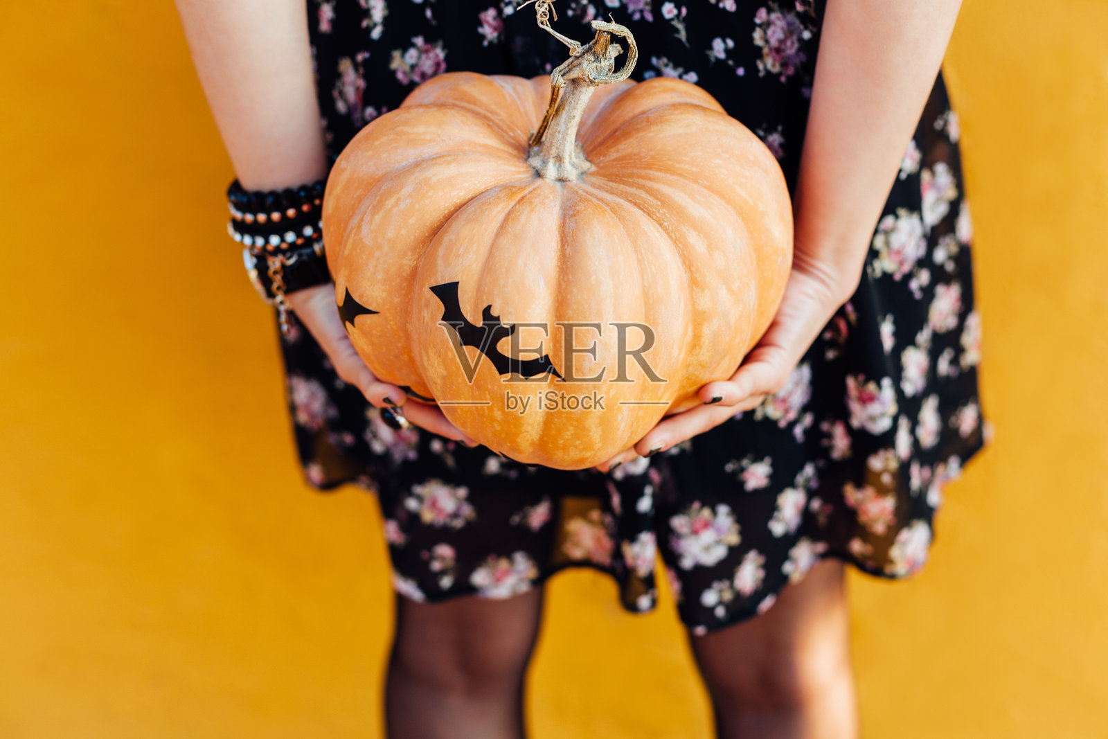 特写的女孩持有蝙蝠概念万圣节南瓜照片摄影图片