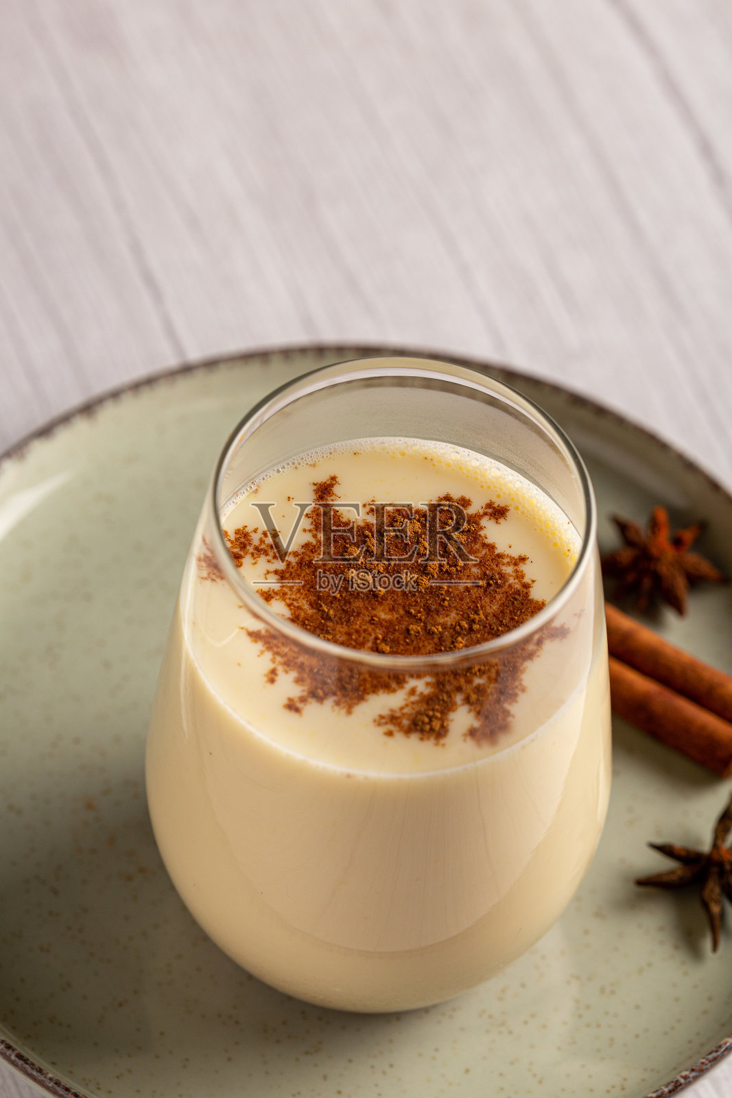 蛋奶酒杯加肉桂粉。照片摄影图片
