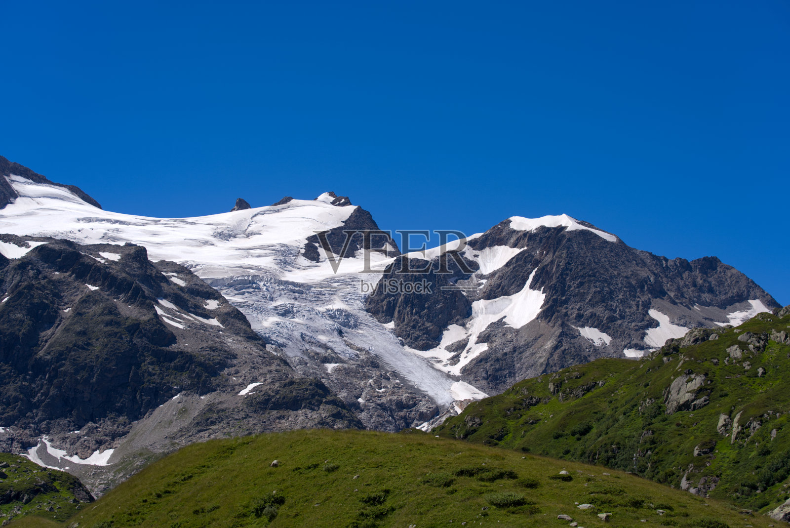 阳光明媚的夏日，瑞士苏斯滕山口石冰川的美丽风景。照片摄影图片