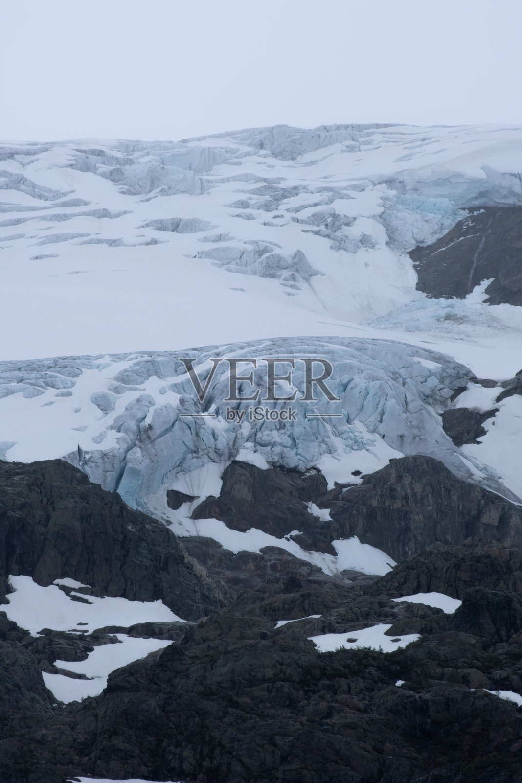 挪威美丽的风景。Vestland。布尔布林冰川的美丽风景。Sandvevatnet湖。背景是山脉、树木、岩石和房屋。多云的一天。有选择性的重点照片摄影图片