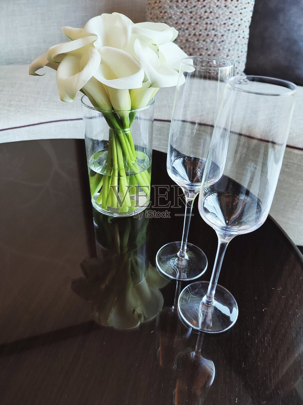 两个婚礼香槟杯，桌上放着花照片摄影图片