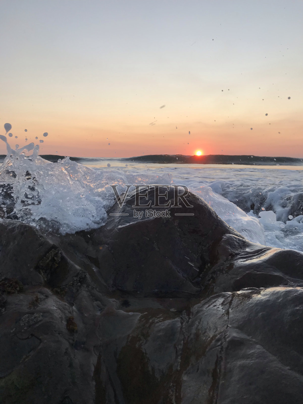波在岩石上照片摄影图片