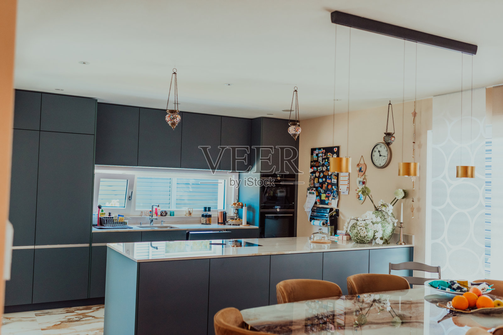 现代灰色厨房，配有电子设备和装饰物品照片摄影图片