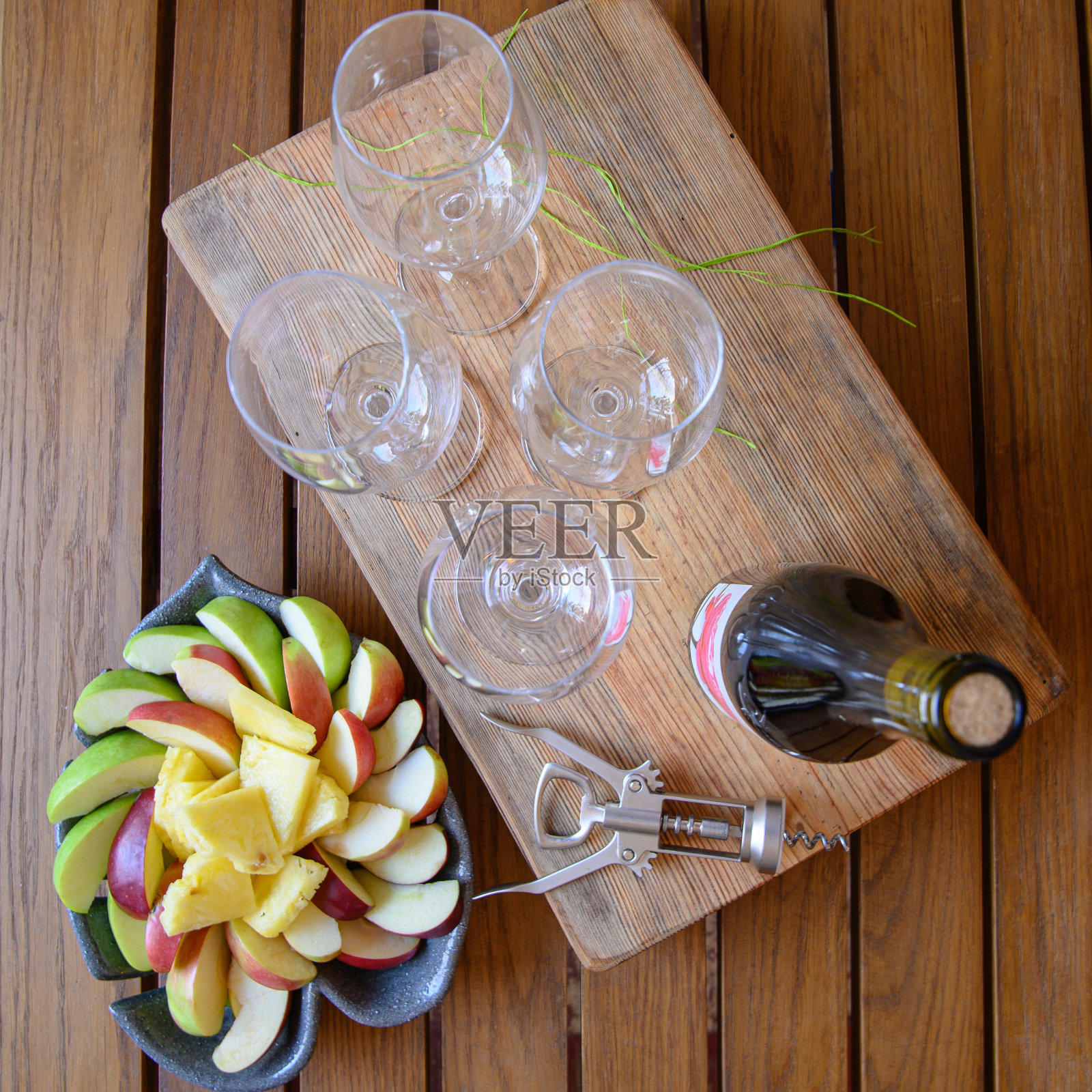 在露台上吃午餐。照片摄影图片