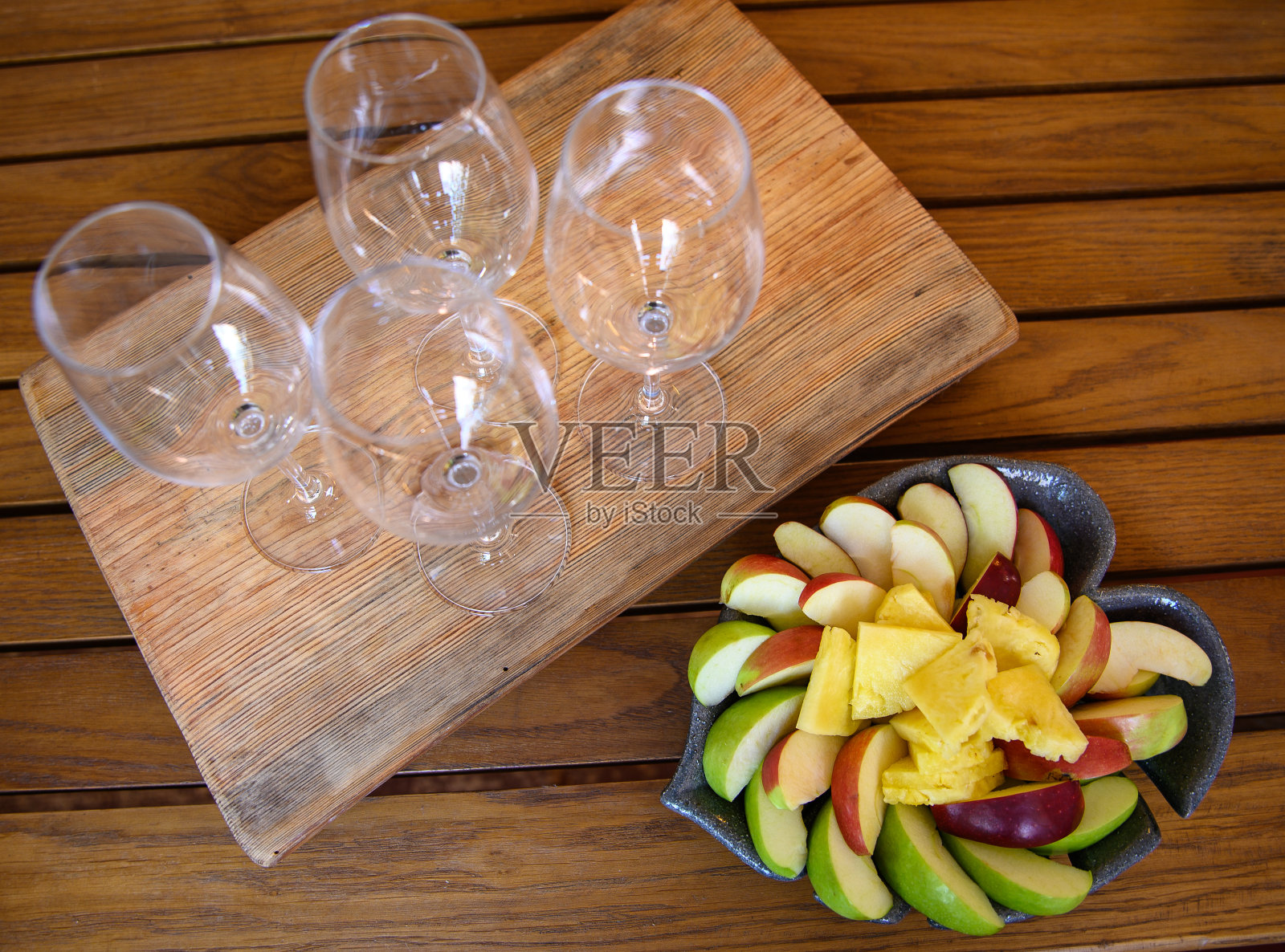 在露台上吃午餐。照片摄影图片