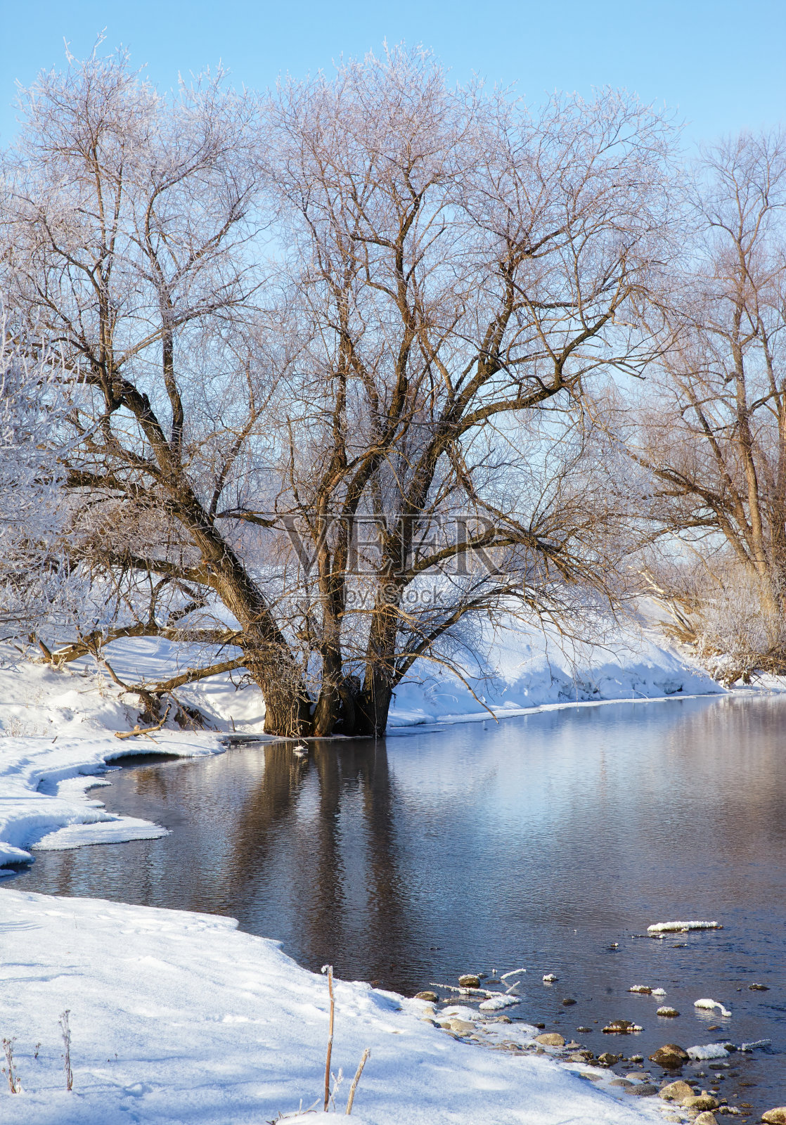 寒冷的塔里察河在冬天照片摄影图片