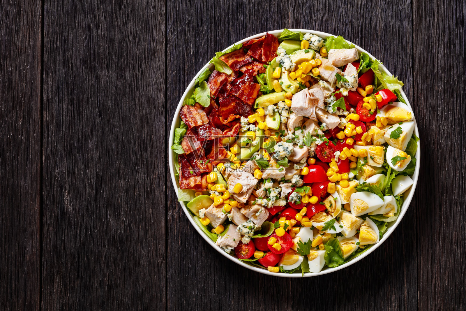 美式田园沙拉放在盘子里，俯视图照片摄影图片