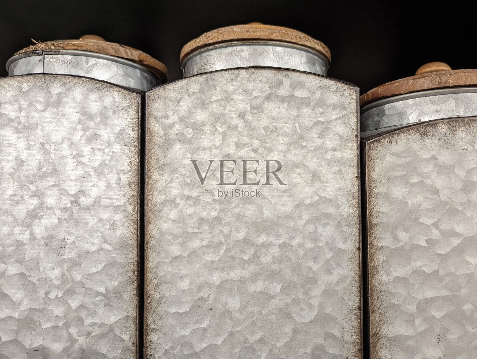 三个金属罐子照片摄影图片