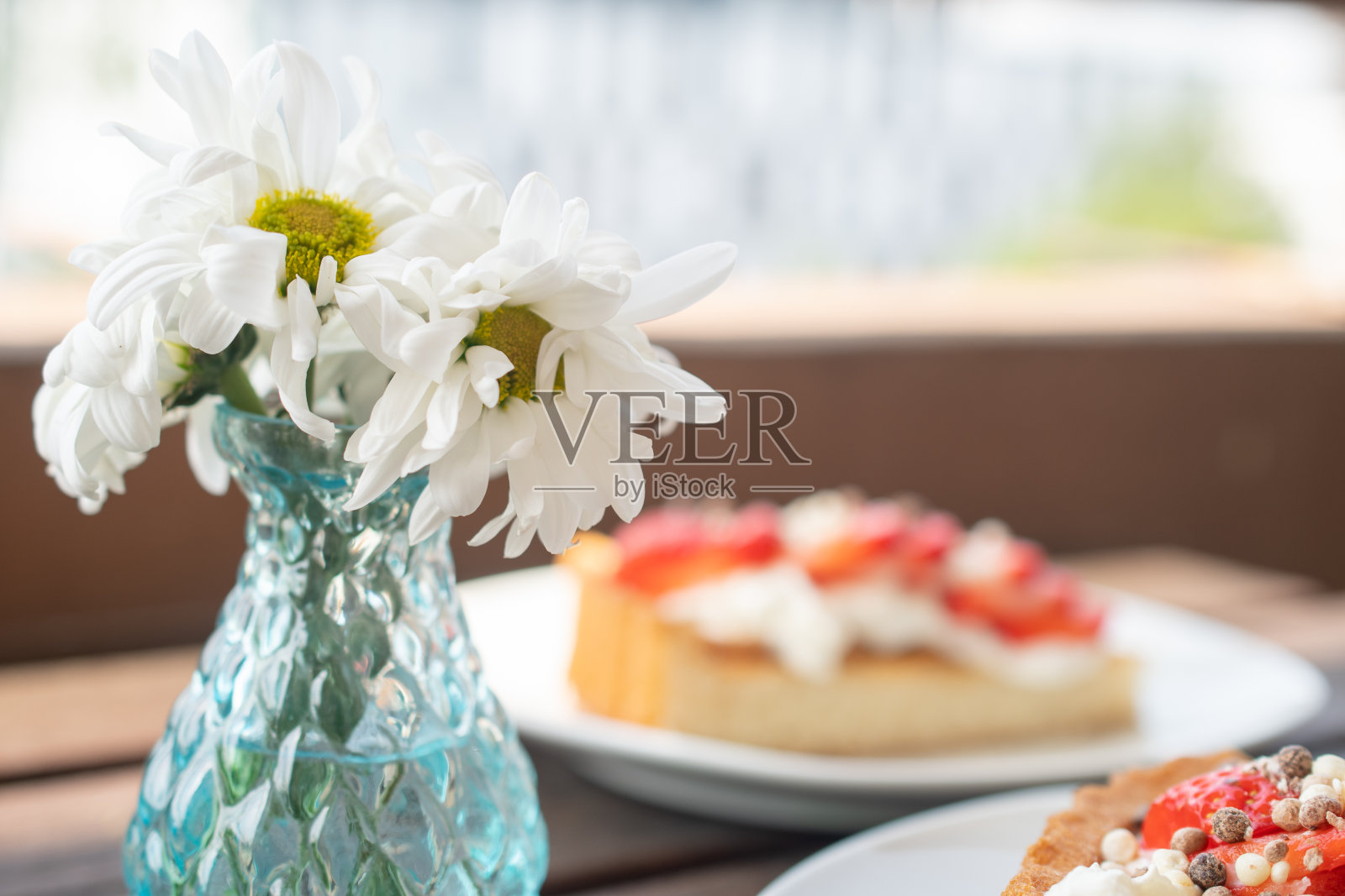 一种漂亮的海绵蛋糕和草莓奶油甜点照片摄影图片