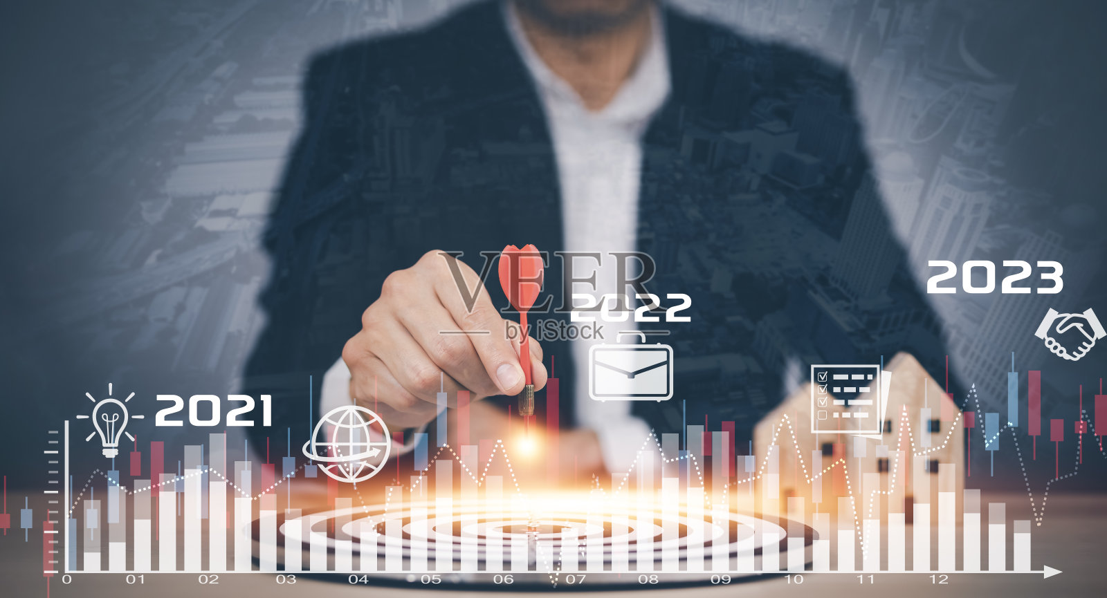 2021-2023年有瞄准商业概念，女商人手持红色飞镖向虚拟目标飞镖，执行营销，投资目标和目标为商业投资概念，照片摄影图片