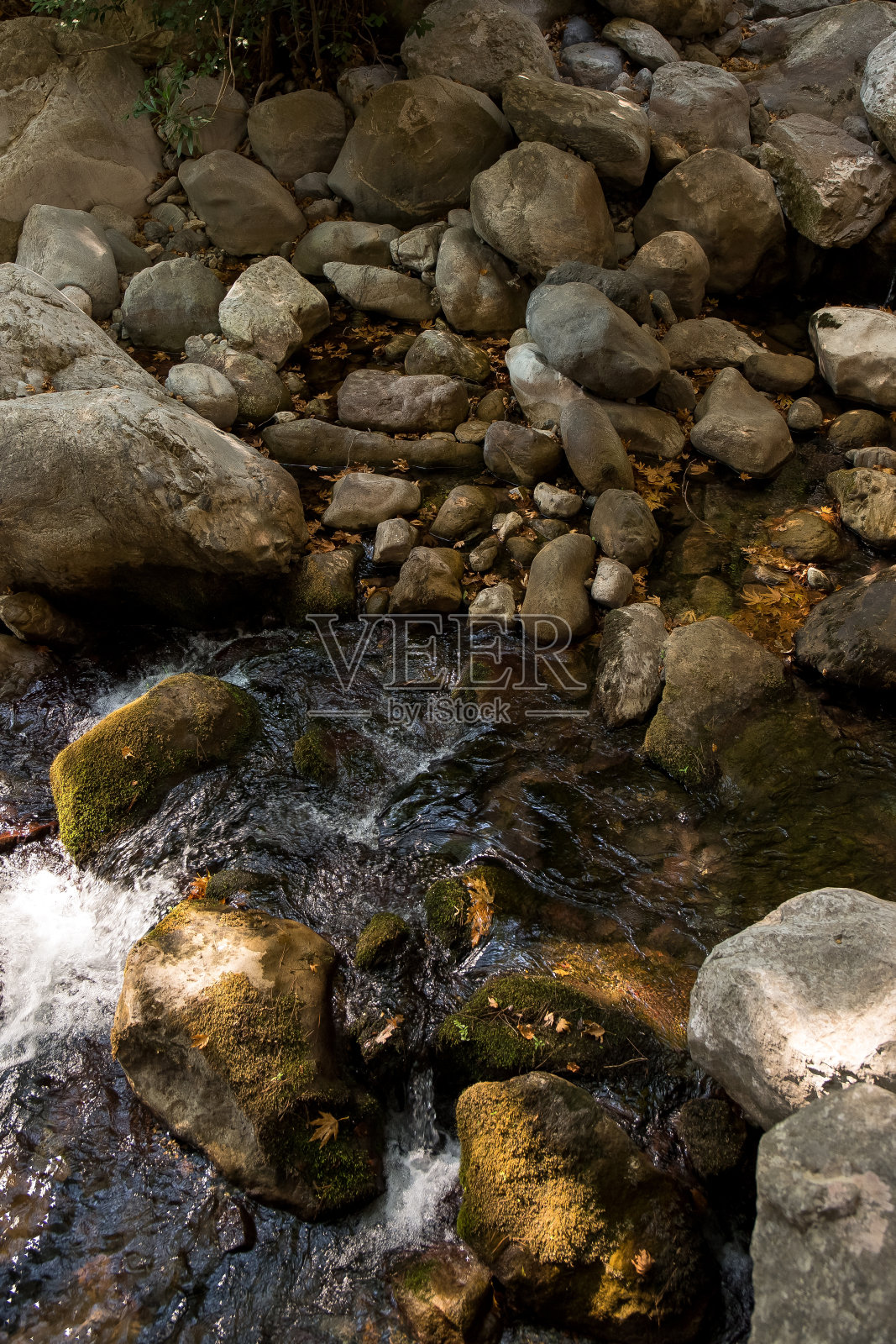 流经萨帕迪尔峡谷的一条小河。土耳其安塔利亚,。照片摄影图片