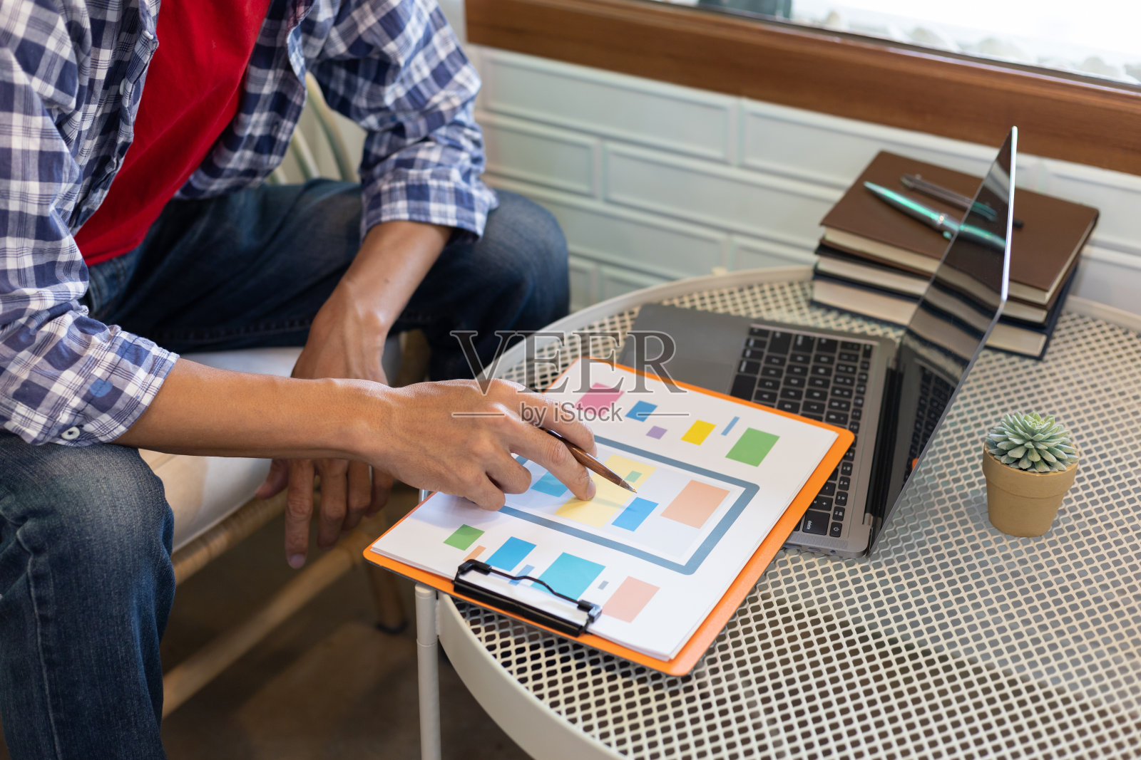 应用程序设计师在舒适的氛围中在家庭办公室的笔记本电脑上工作。照片摄影图片