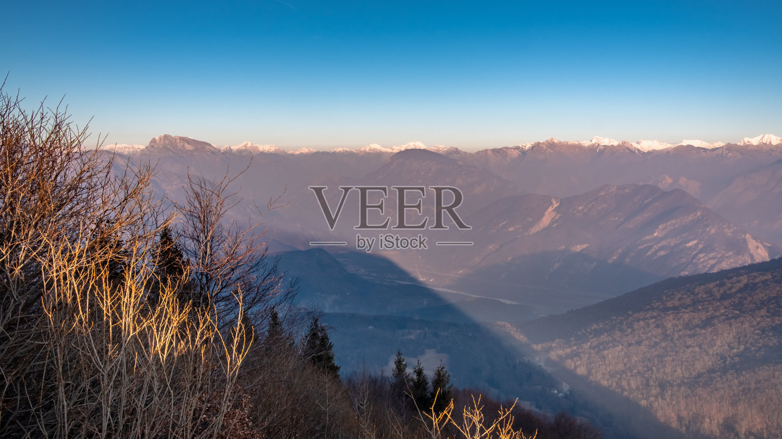 高山山峰的全景图照片摄影图片