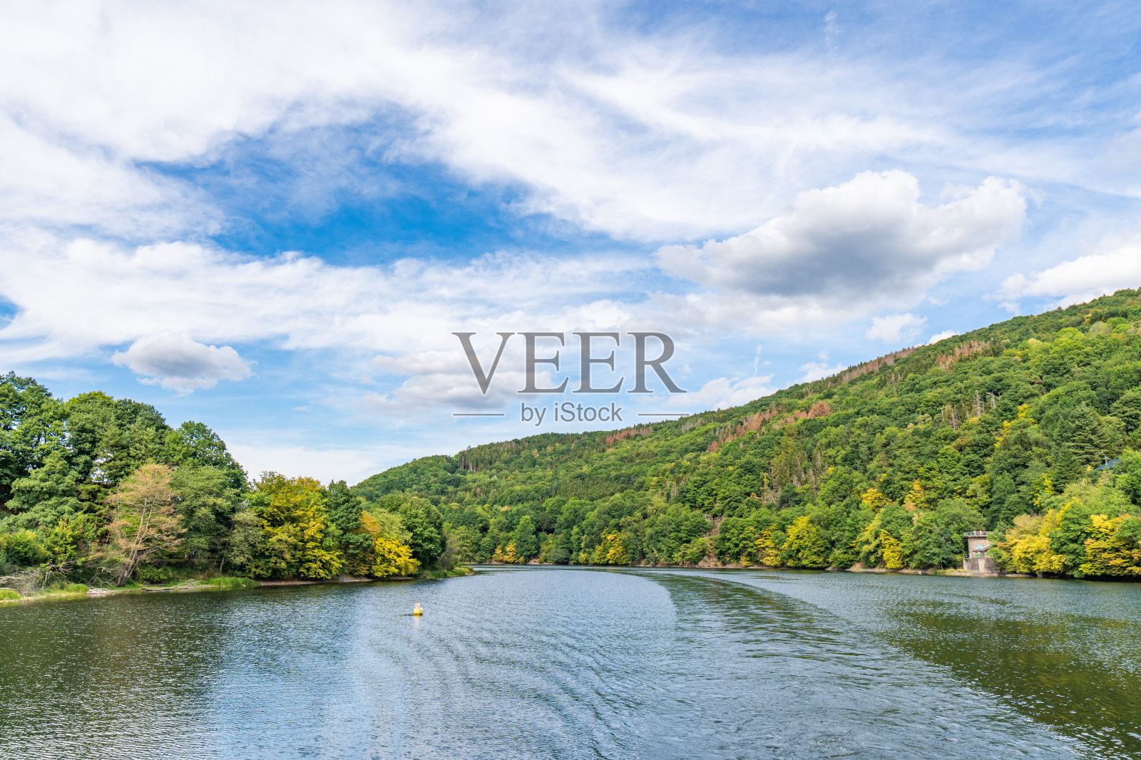 Rursee湖，位于艾菲尔国家公园中央，被独特的自然风光和未受破坏的自然环境所包围照片摄影图片