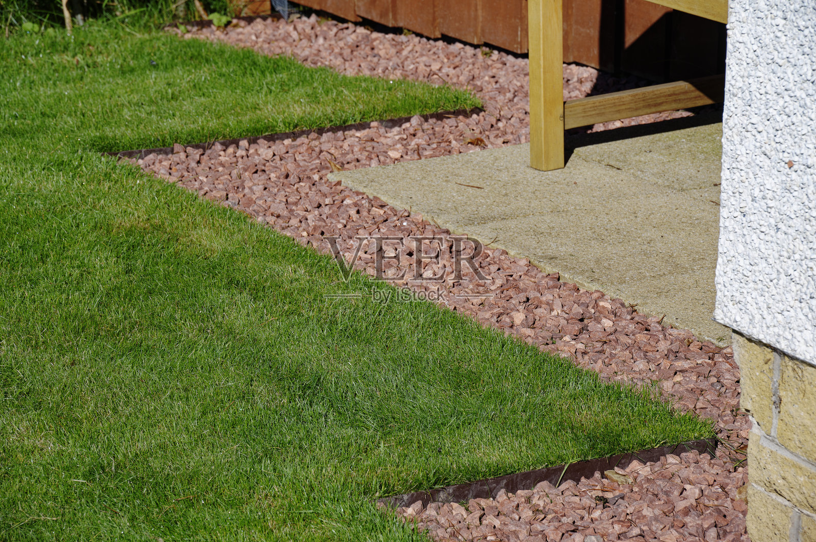 用金属制成的草坪边，表面平整整齐照片摄影图片