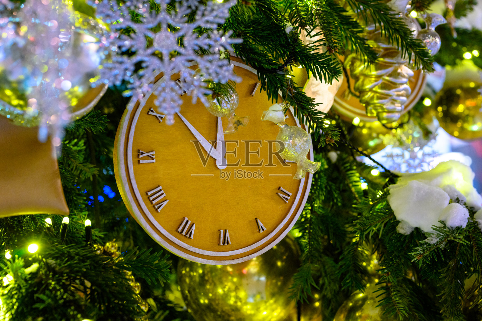 圣诞玩具在树上的雪。照片摄影图片