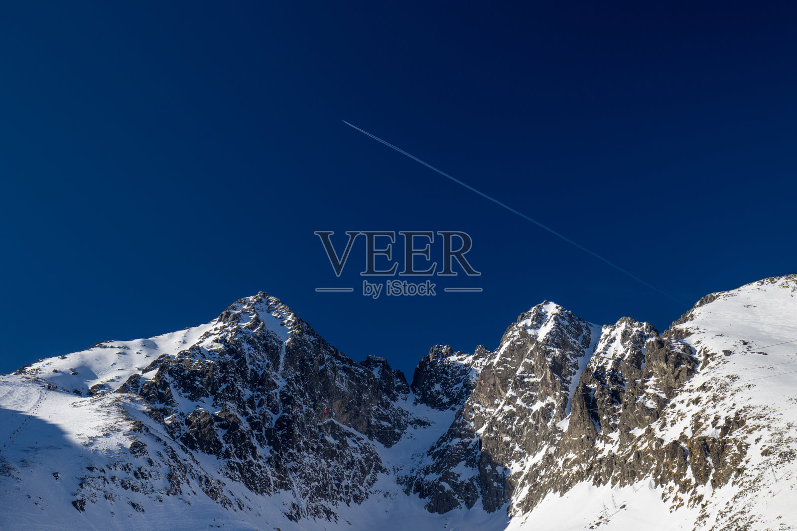 冬天雄伟的洛尼察峰顶照片摄影图片