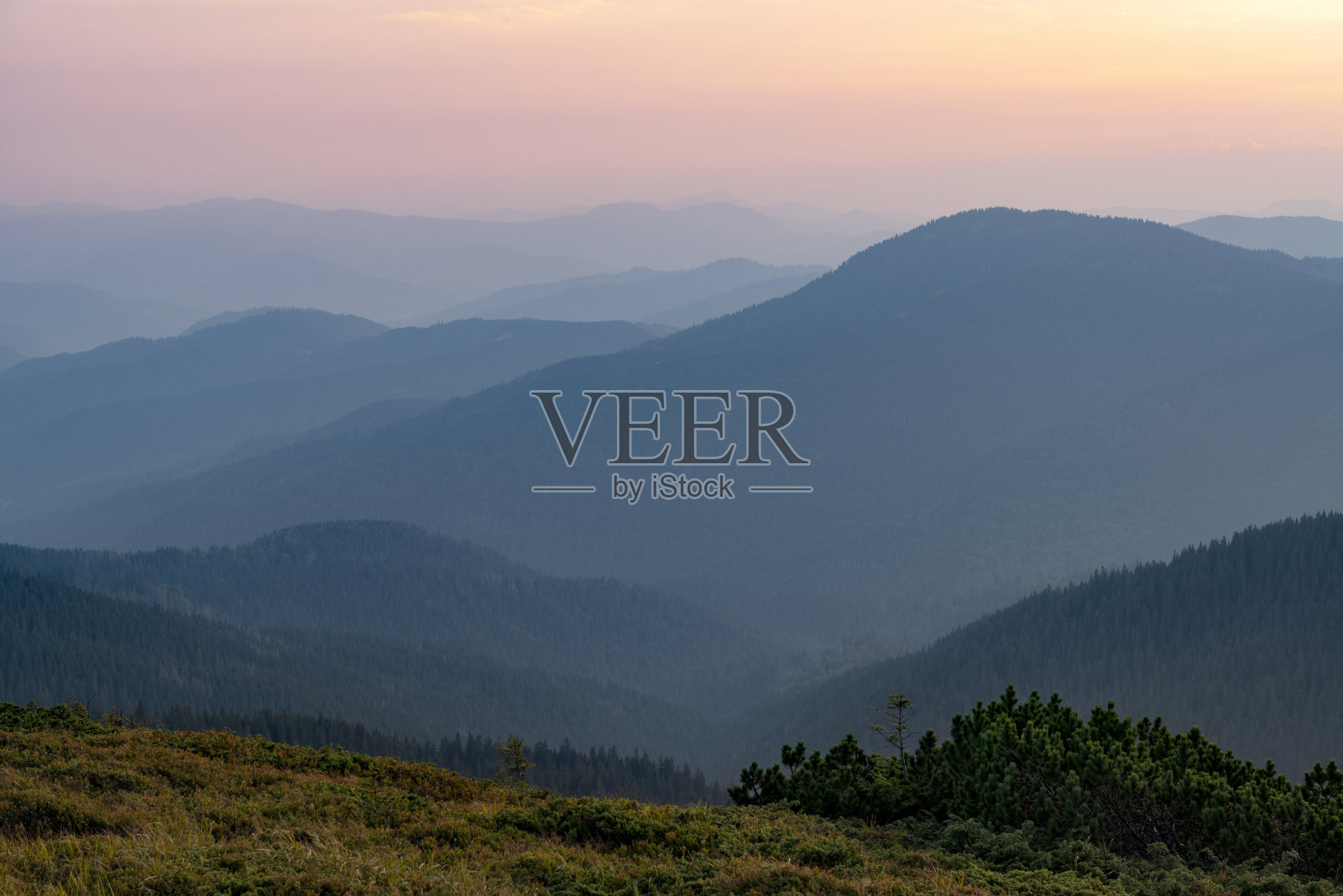 在高山上美丽宁静的夜晚照片摄影图片