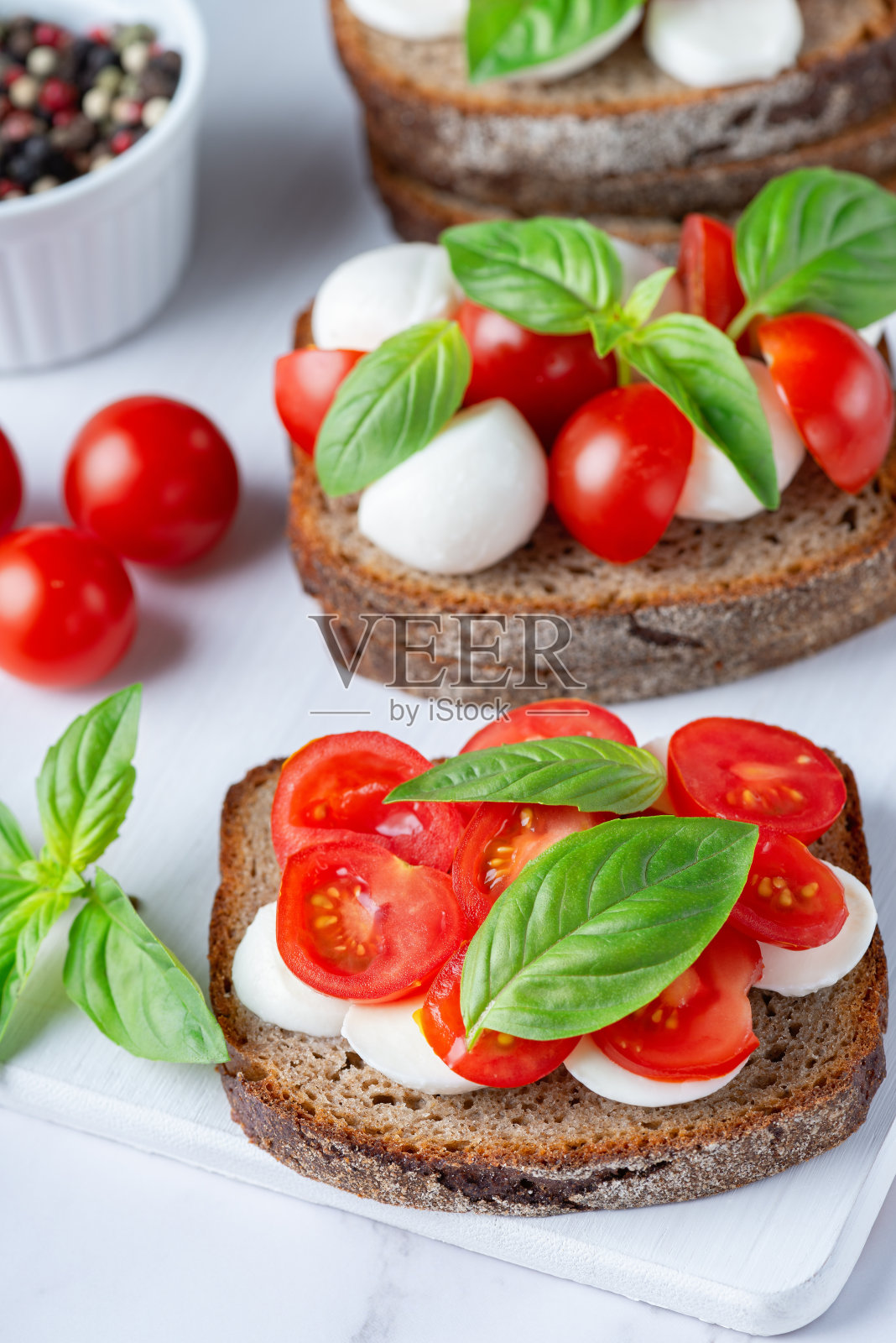 意式烤面包配马苏里拉奶酪，番茄和罗勒。素食。健康饮食照片摄影图片