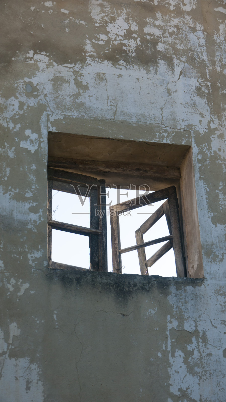 被拆除建筑物外立面的窗户照片摄影图片