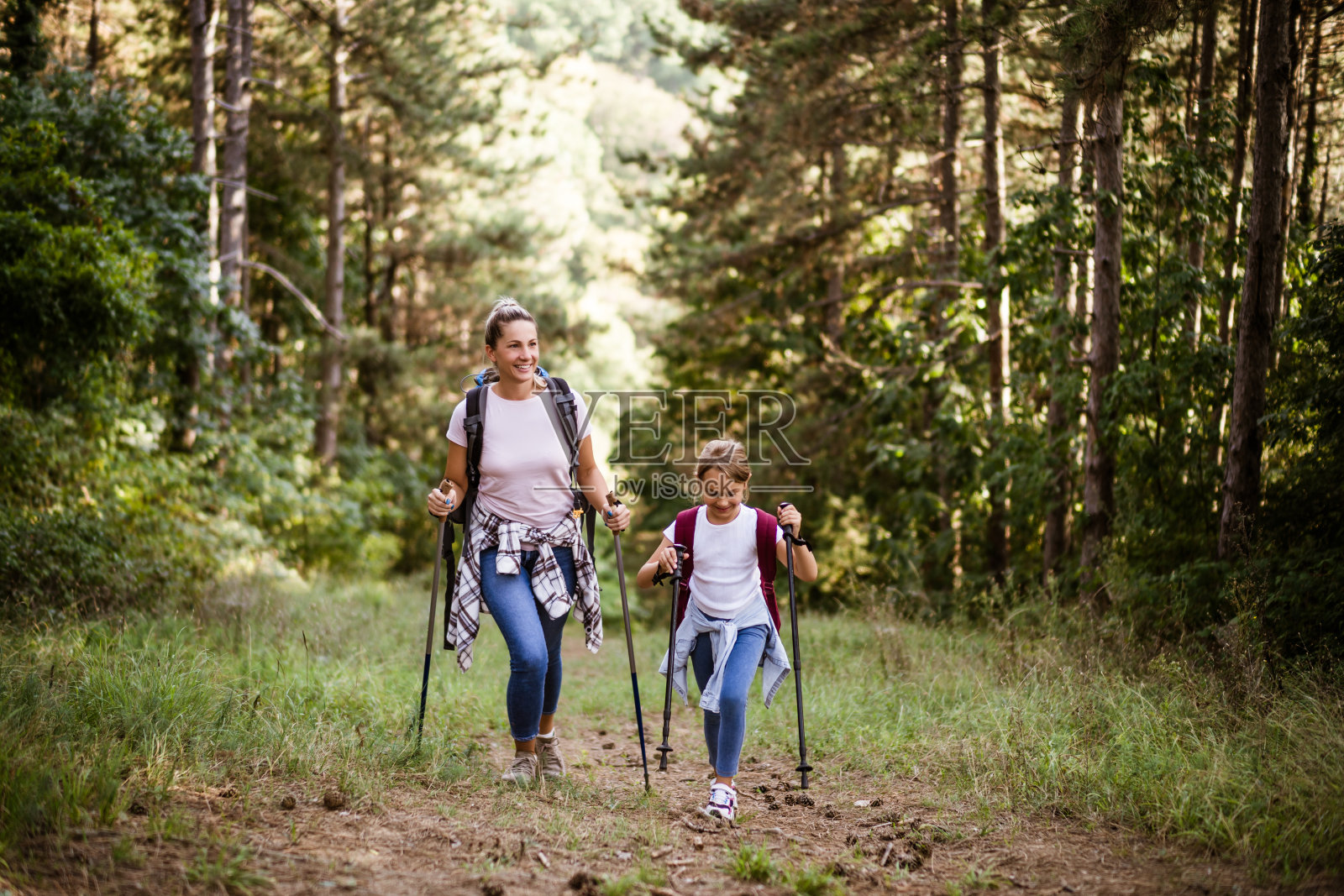 母女徒步旅行照片摄影图片
