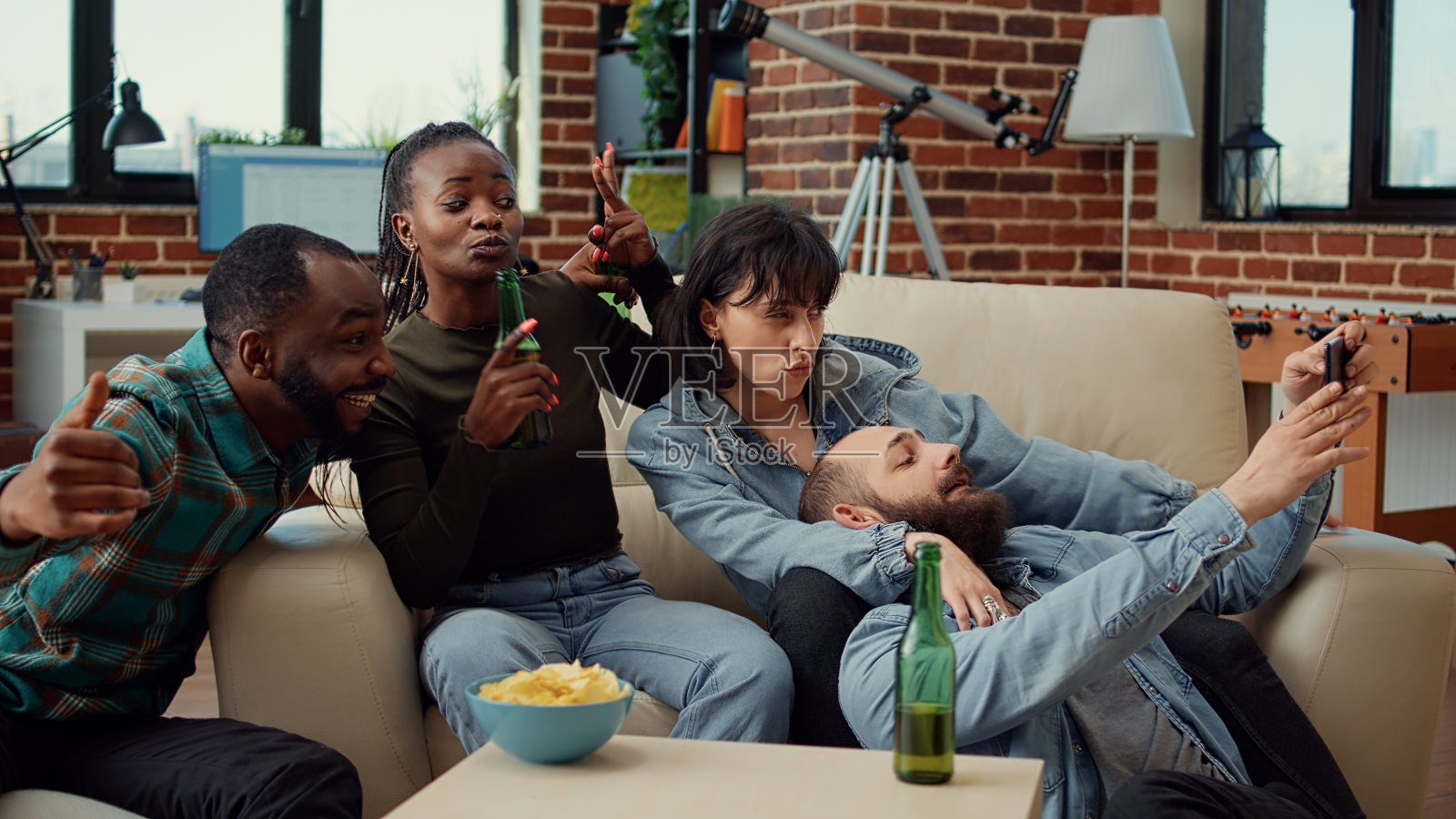 多民族的朋友们在拍有趣的照片照片摄影图片