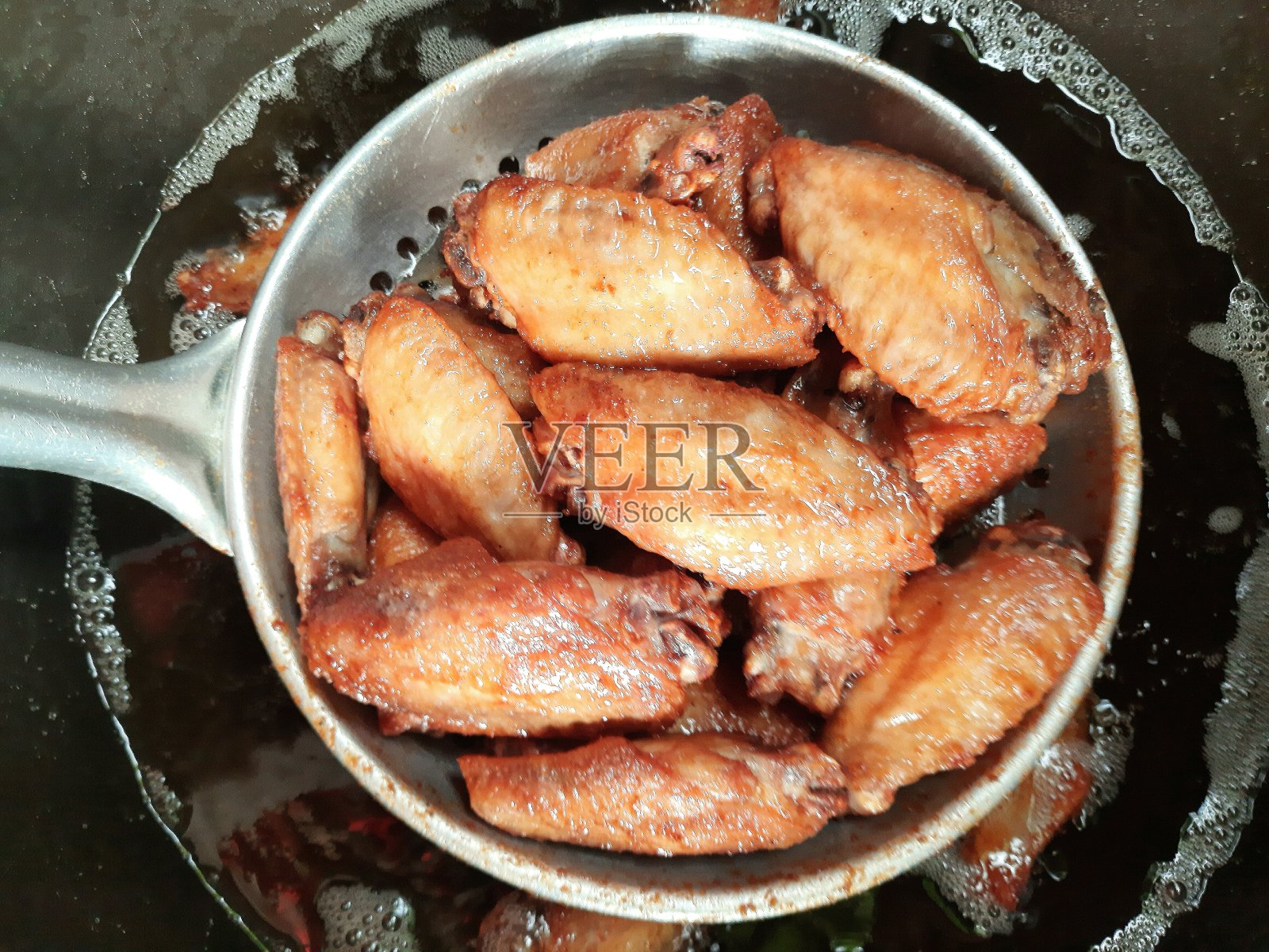 烹饪炸鸡翅-食物的准备。照片摄影图片