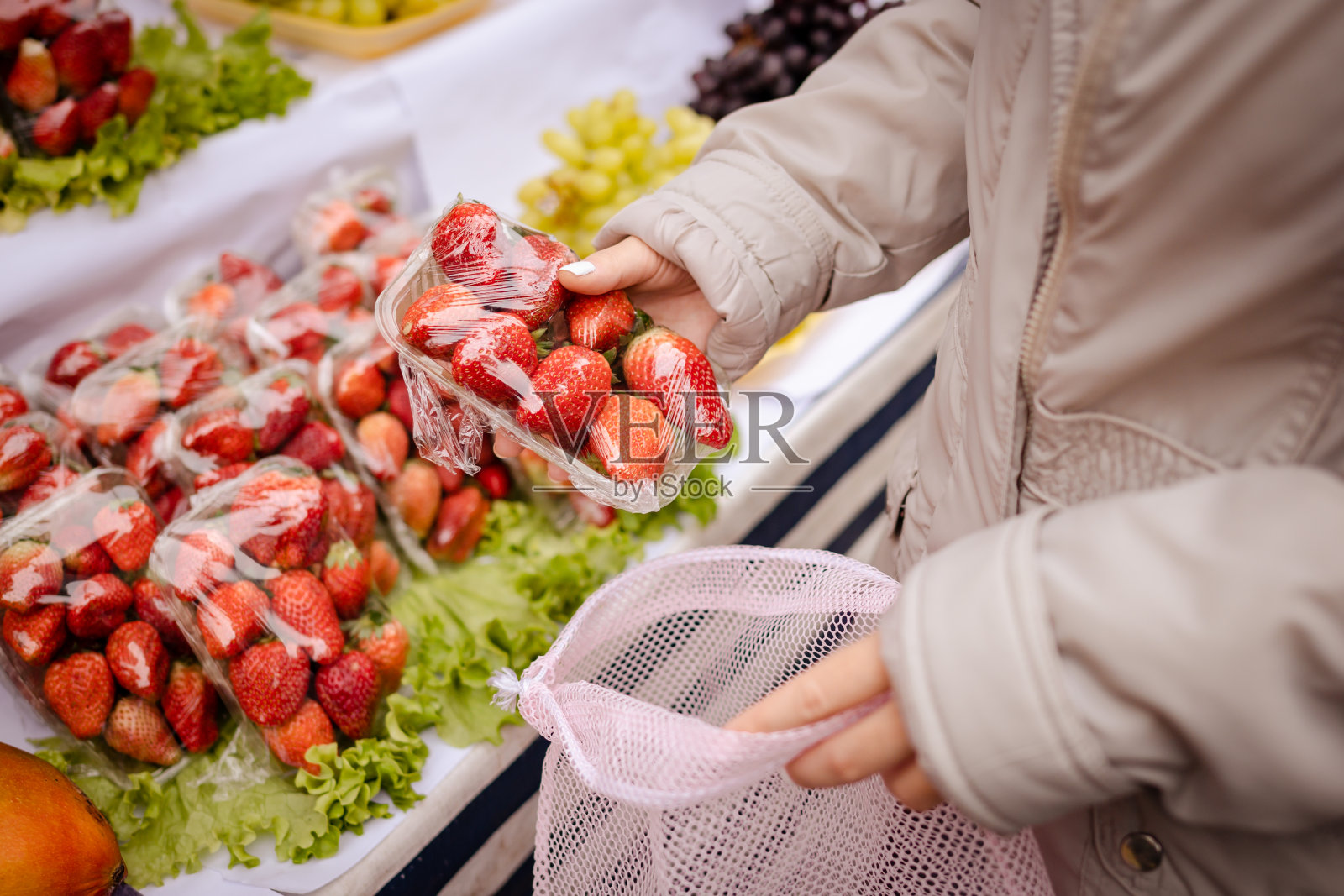 水果小贩和顾客照片摄影图片