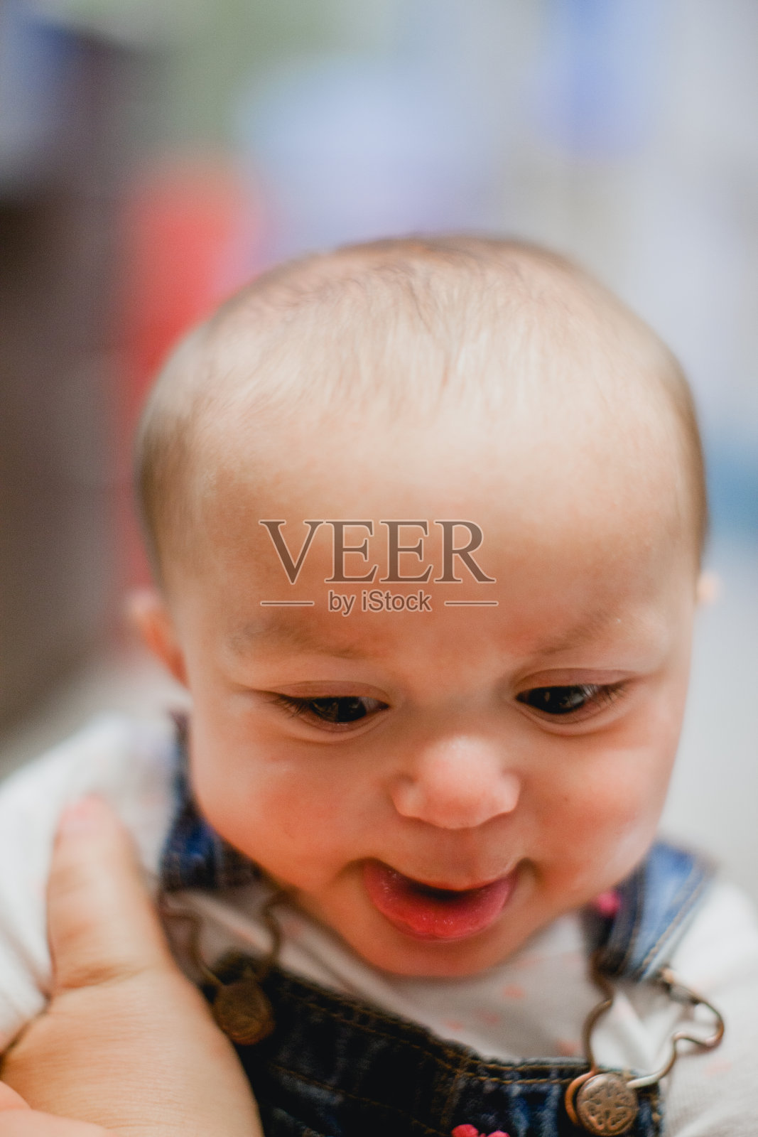 可爱的小女孩笑着玩着照片摄影图片