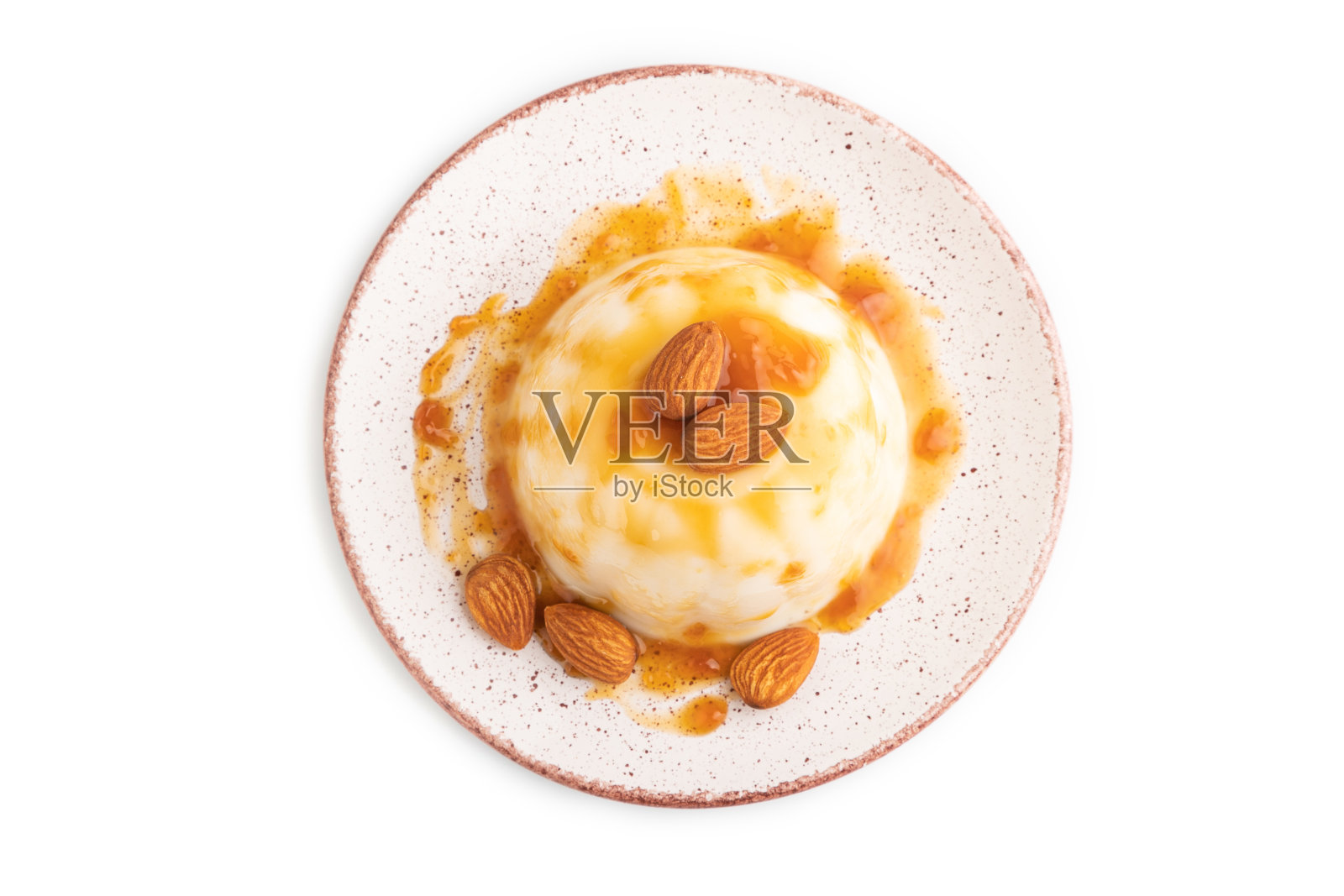 白色牛奶果冻与焦糖酱分离在白色，俯视图。照片摄影图片