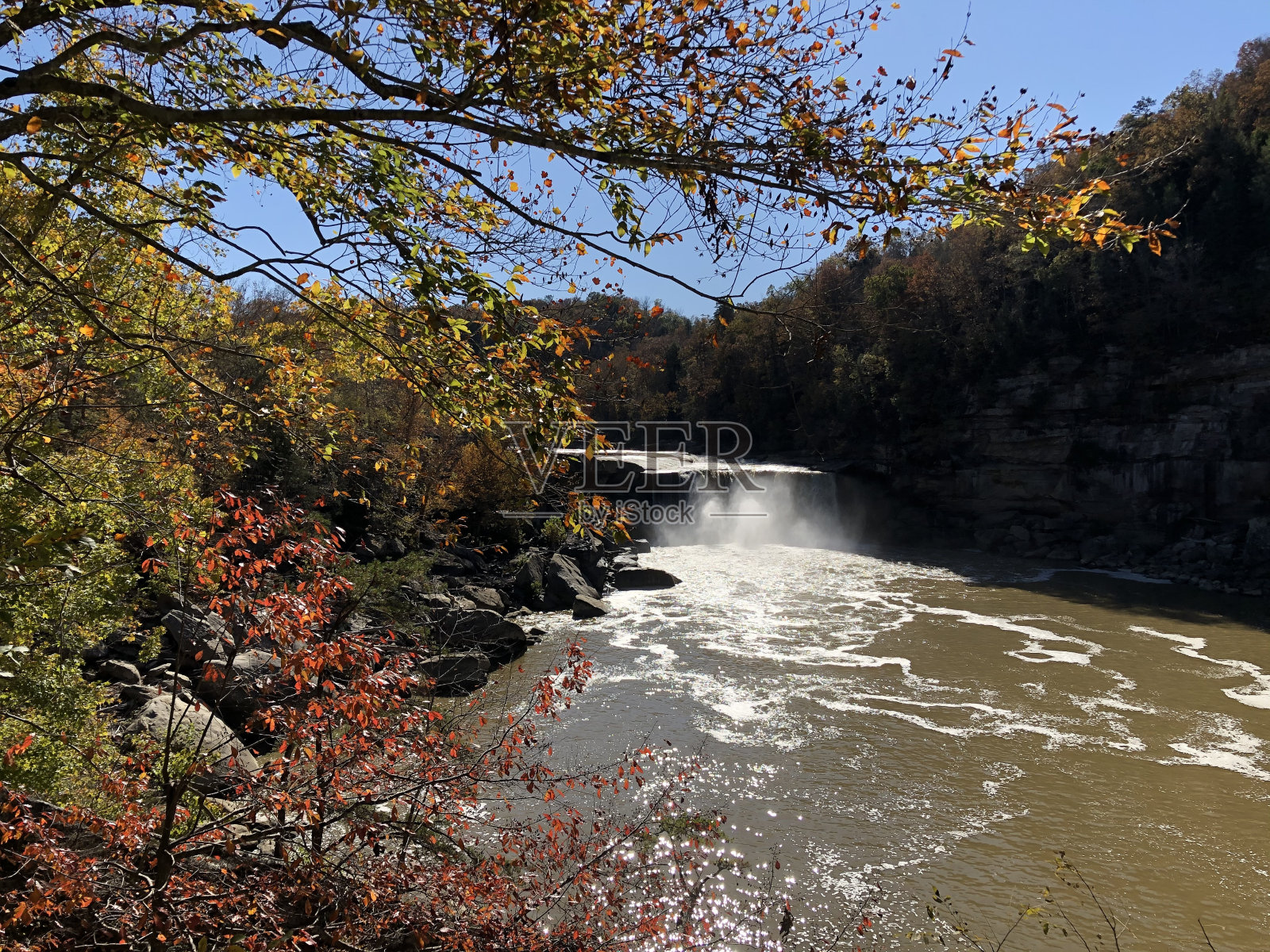 肯塔基州坎伯兰瀑布的秋景照片摄影图片