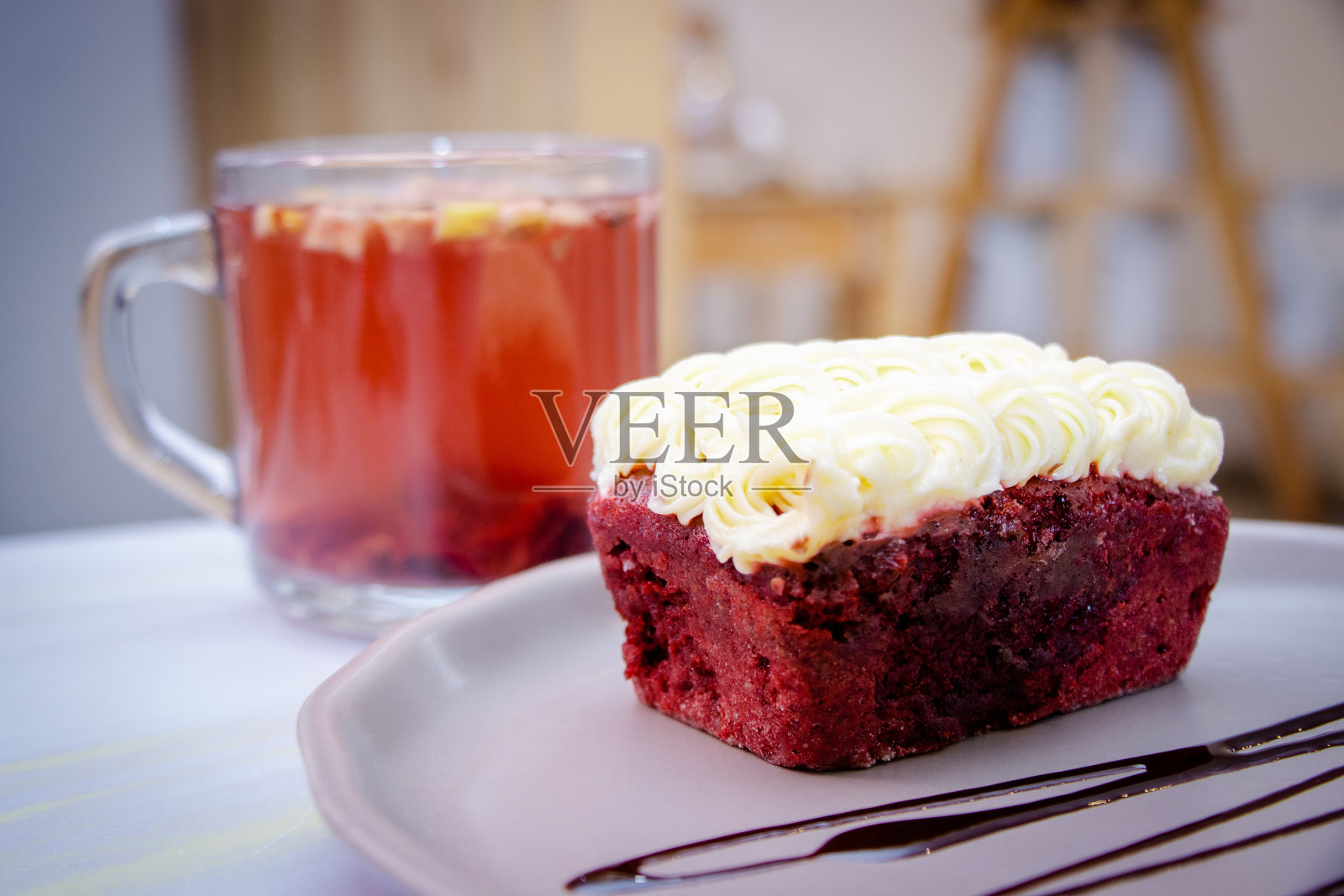 红丝绒蛋糕和水果潘趣酒照片摄影图片