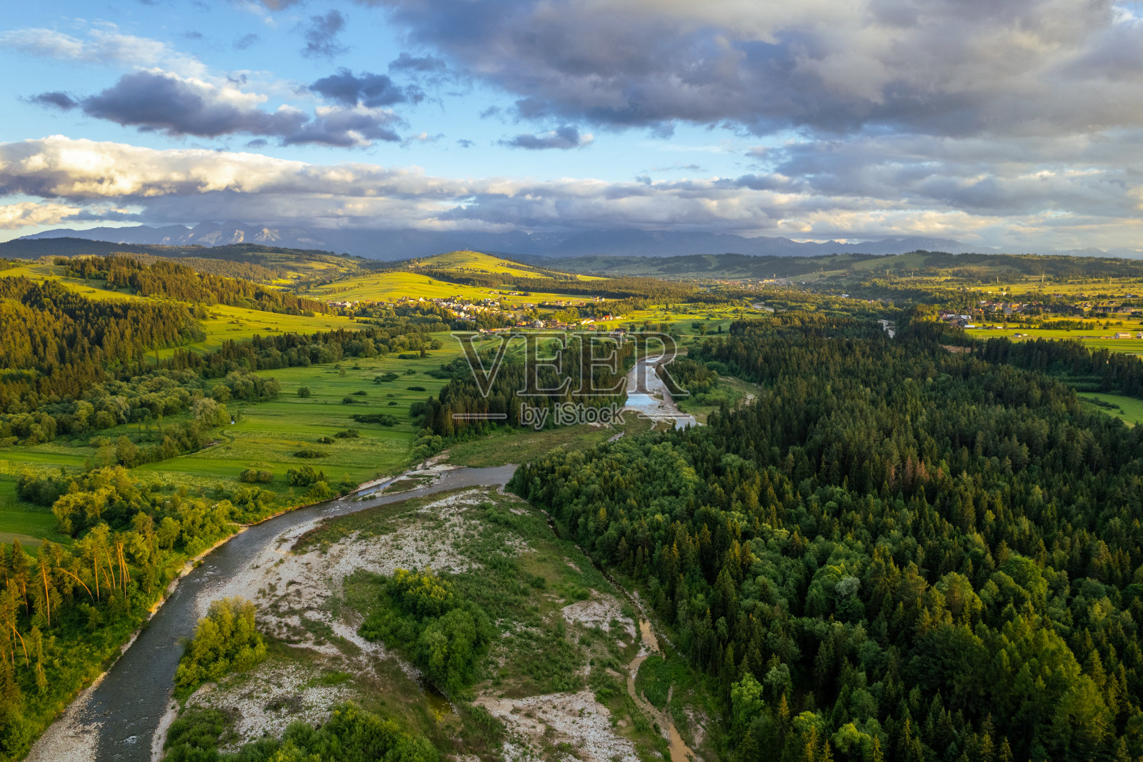 Podhale地区的Bialka河，波兰的高tatras山脉的日落。无人机的观点照片摄影图片