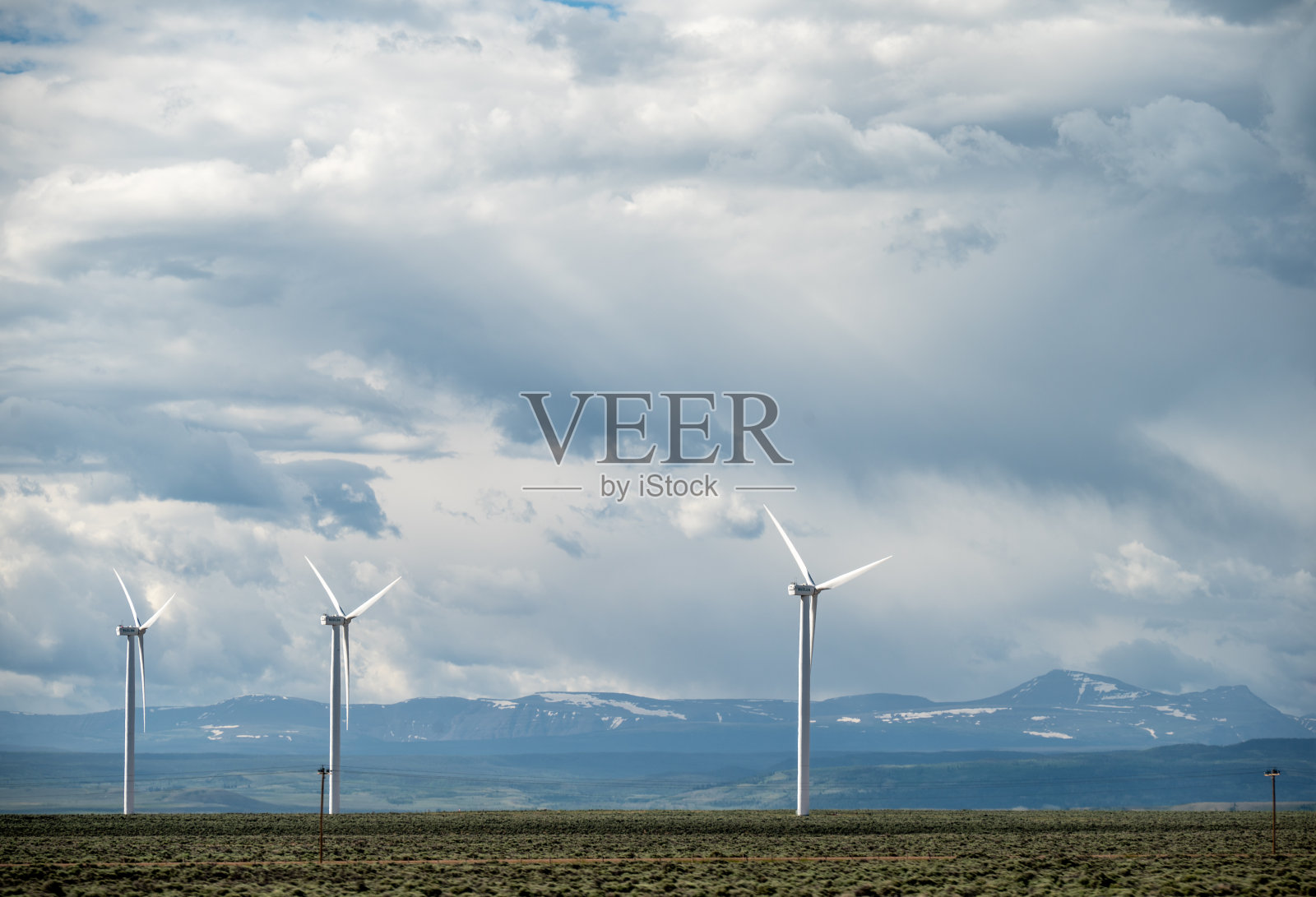 干旱土地上的风力涡轮机照片摄影图片