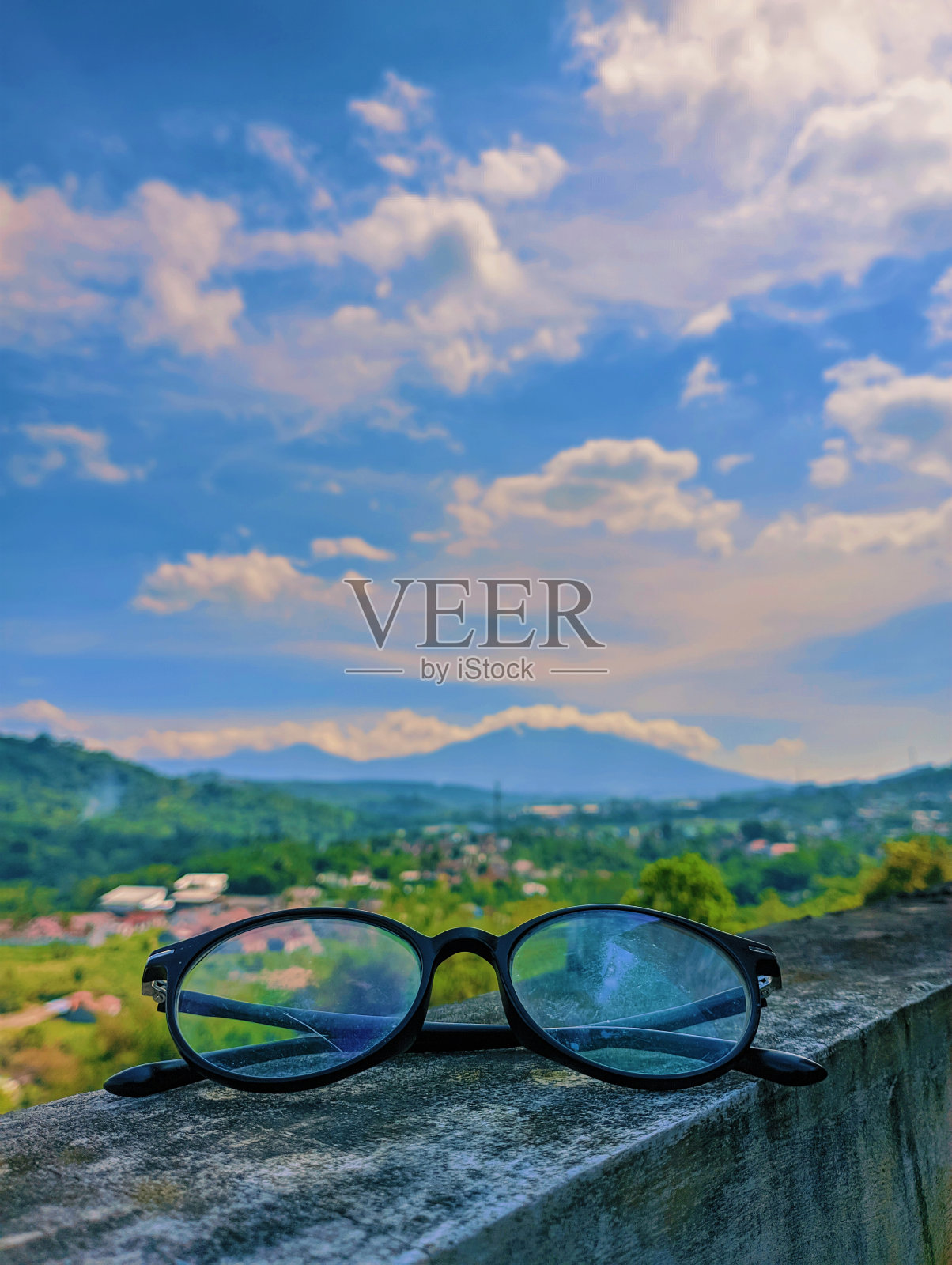 背景是美丽的眼镜和天空照片摄影图片