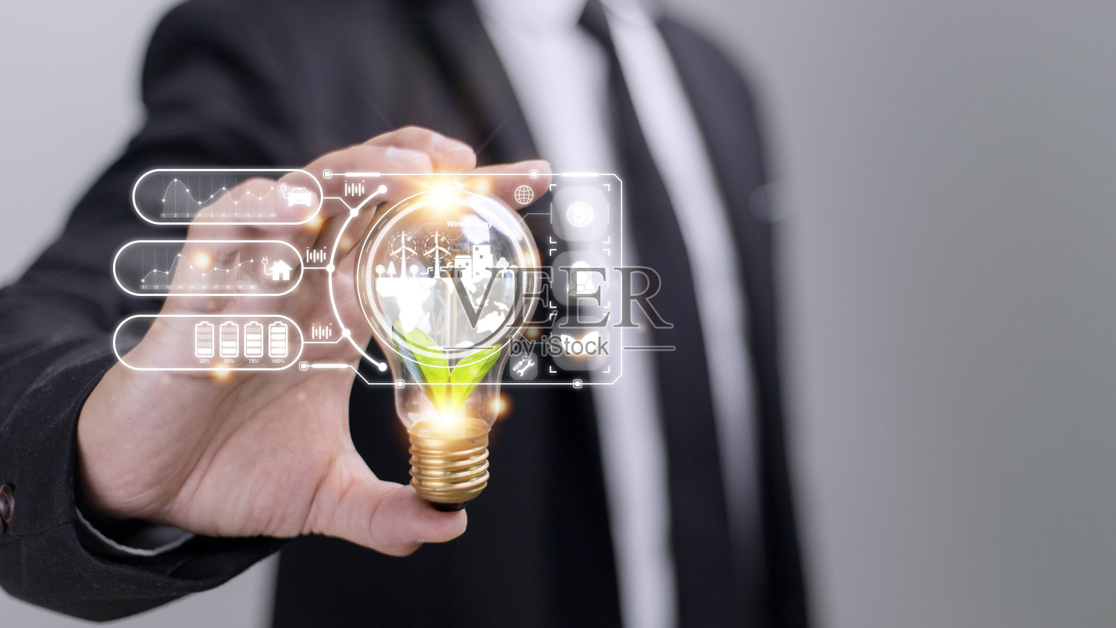 女商人手持灯泡，在虚拟屏幕上有esg图标，esg环境，社会和公司治理的概念照片摄影图片