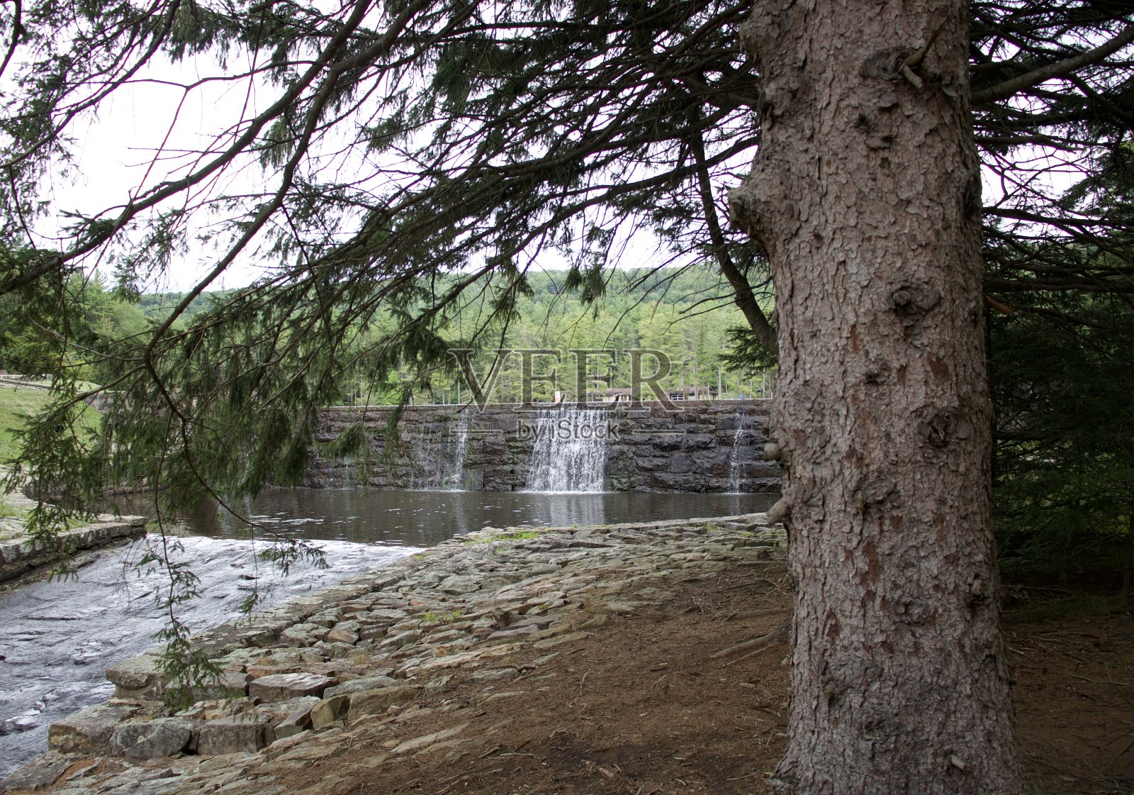 半坝在一个沉闷的日子。照片摄影图片