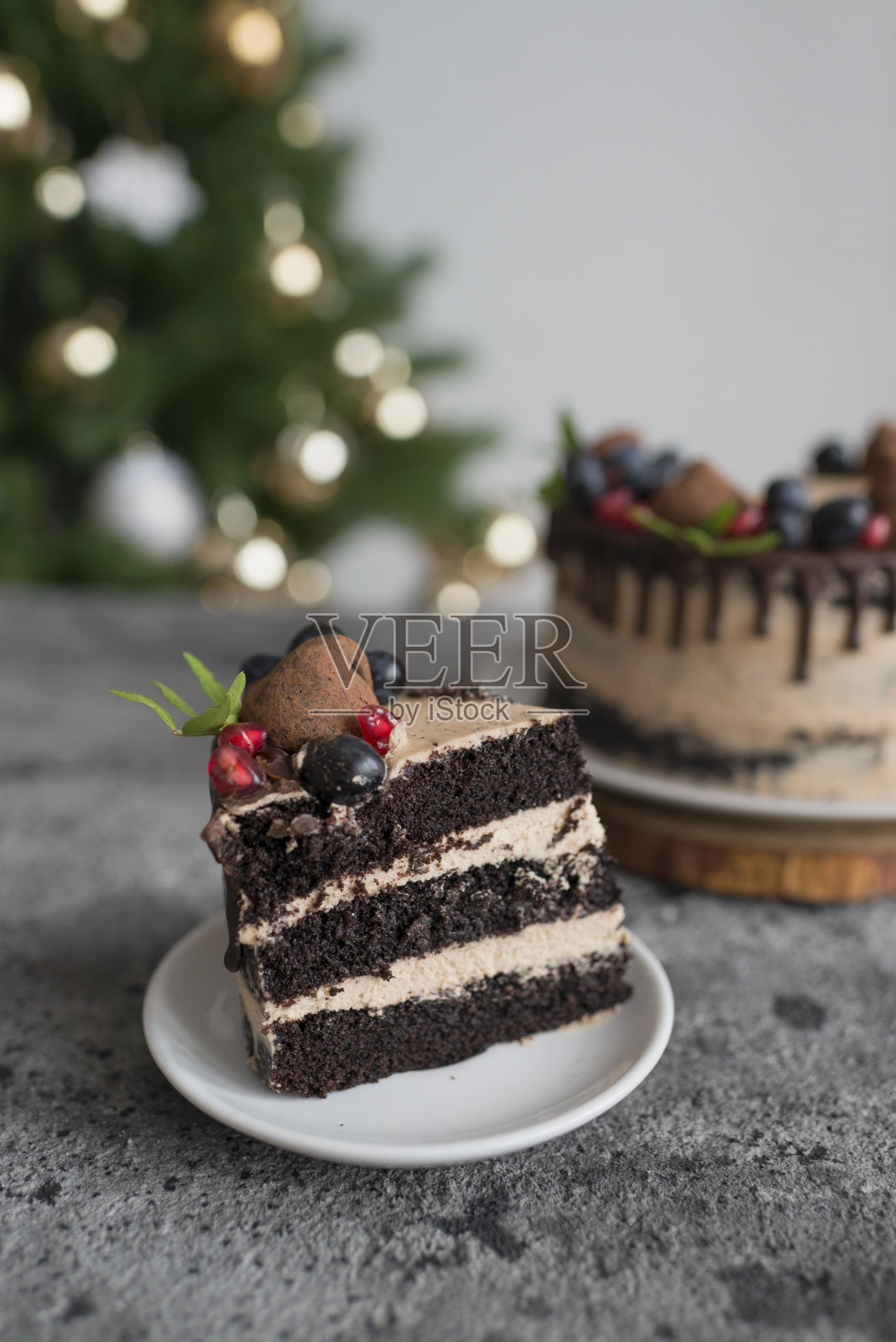 在桌子上烤有浆果的巧克力蛋糕照片摄影图片