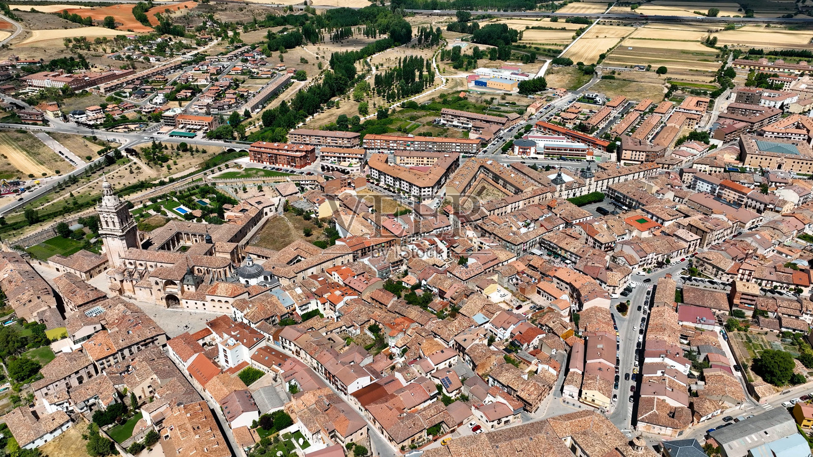 西班牙索里亚，卡斯蒂利亚和León (Castilla y León)的El Burgo de Osma天际线鸟瞰图。阳光明媚的中世纪罗马天主教堂照片摄影图片